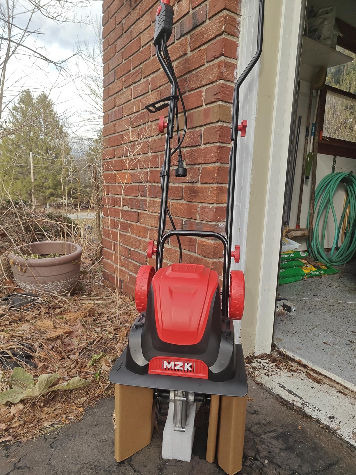 MZK 12-Inch 10.5 Amp Corded Electric Tiller/Cultivator for Gardening, 8-inch tilling Depth, Powerful and Lightweight Tiller, Electric Garden Rototiller for Lawn/Yard/Garden Soil Digging, TC12A03 customer photo 2