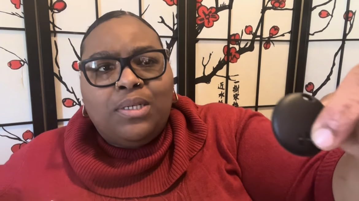 Smart Tracker Tag Item Finder 4Pack, Compatible with Apple Find My APP (iOS Only), IP67 Waterproof, Replaceable Battery, Suitable for Luggage, Bags, Wallets, Backpacks, Keys (weTag mini) customer photo 1