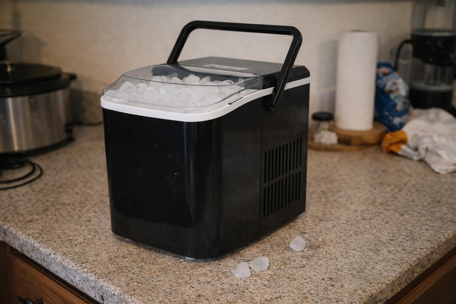 Ice Makers Countertop, Portable Ice Machine with Handle, 6 Mins 9 Bullet Ice Cubes with Basket and Scoop, 26lbs in 24Hrs, Auto-Cleaning, for Home, Kitchen, RV, Camping, White customer photo 1