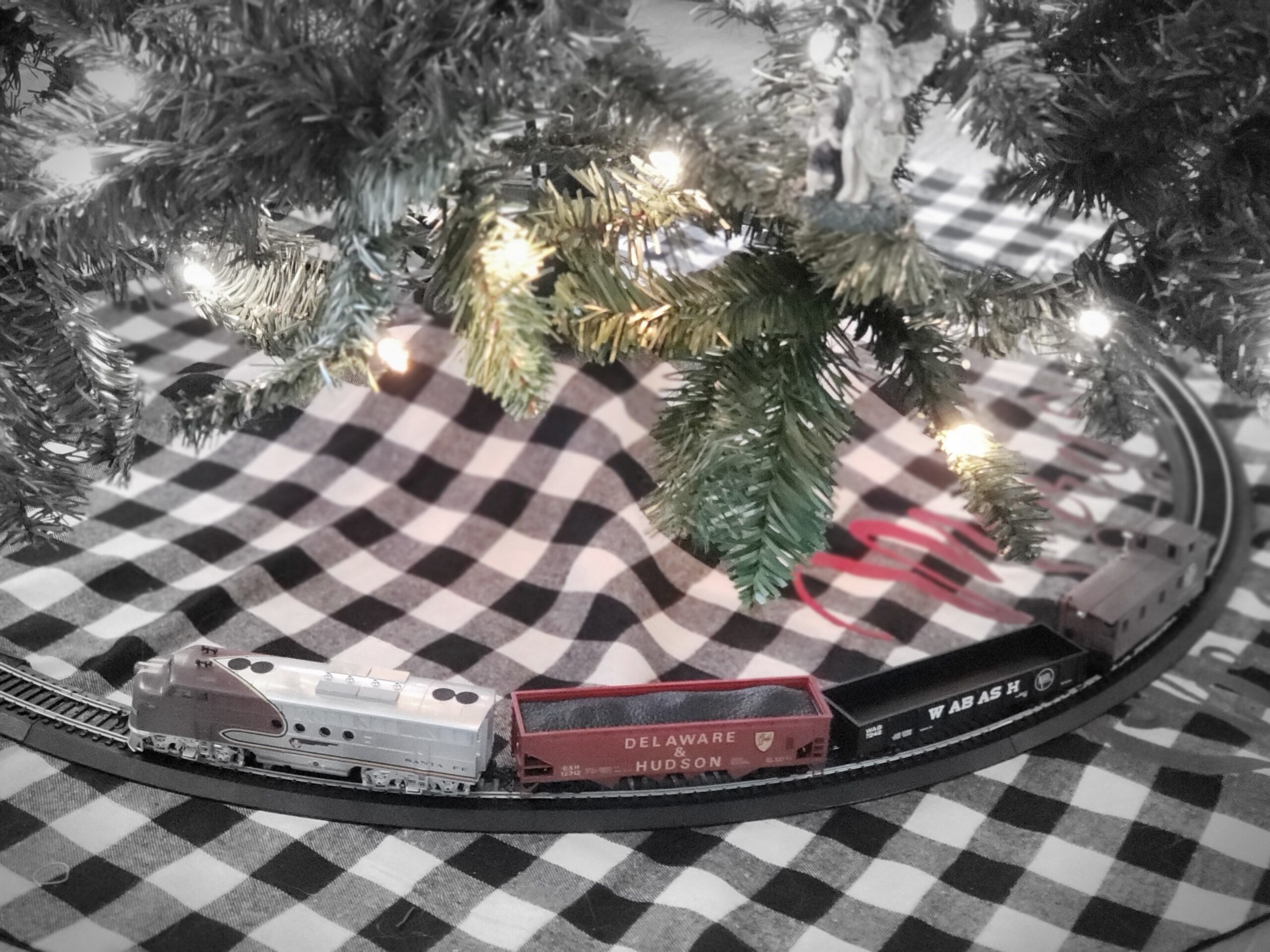 Bachmann Trains - Santa Fe Flyer Ready To Run Electric Train Set - HO Scale customer photo 2