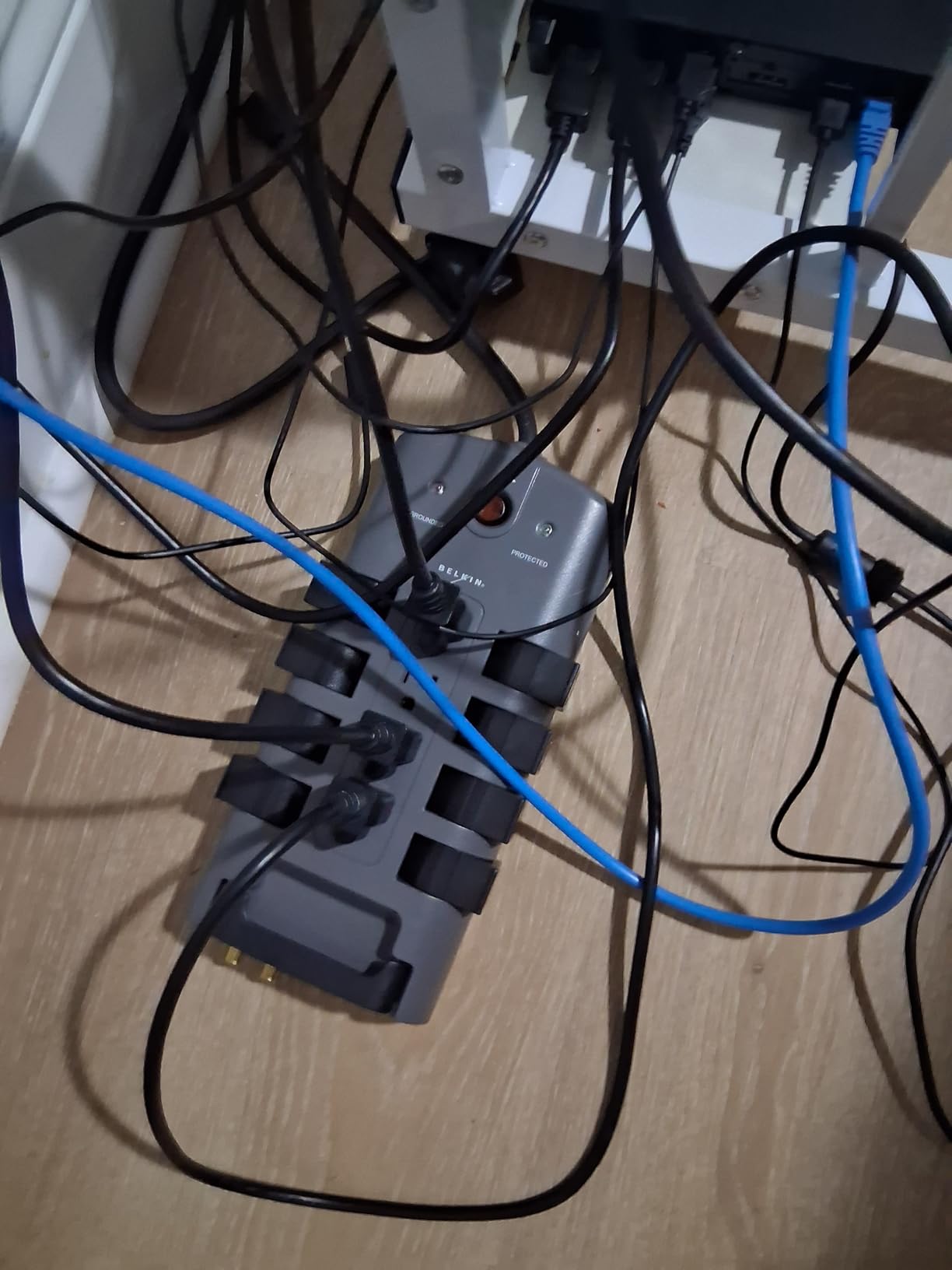 Belkin Surge Protector Power Strip w/ 8 Rotating & 4 Standard Outlets - 8ft Sturdy Extension Cord w/ Flat Pivot Plug for Home, Office, Travel, Desktop & Charging Brick - 4320 Joules of Protection customer photo 1