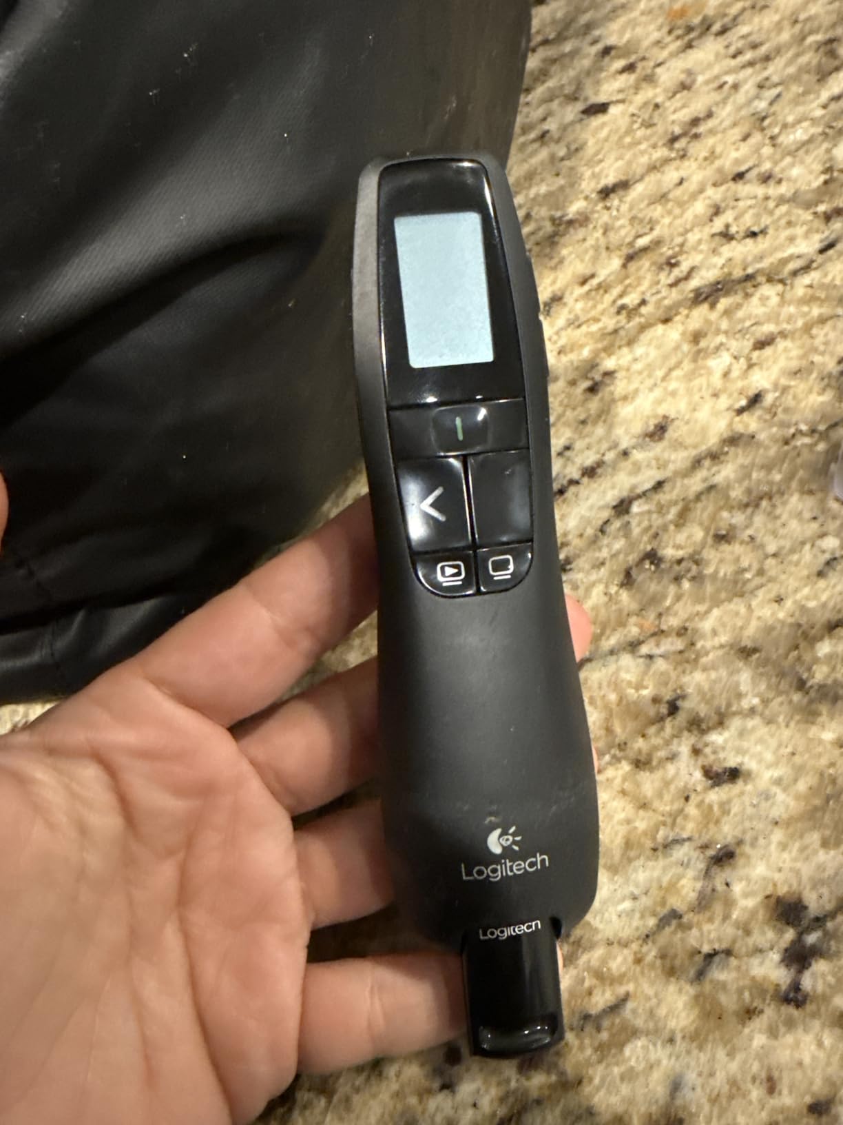 Logitech Wireless Presenter R400, USB-A PowerPoint Clicker with Laser Pointer, Wireless Presentation Clicker Remote customer photo 2