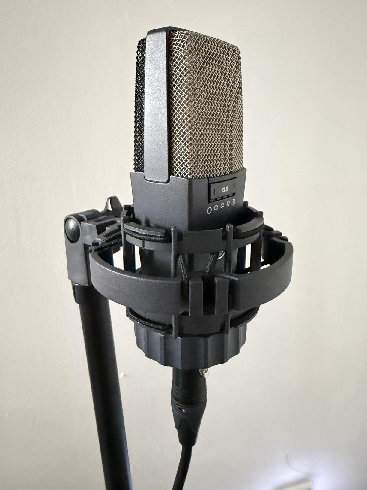 AKG Pro Audio C214 Studio Grade Professional Large Diaphragm, Single Capsule, Vocal and Instrument Condenser Microphone with Rugged Aluminum Carrying Case. XLR Connector. Gray with Gold customer photo 2