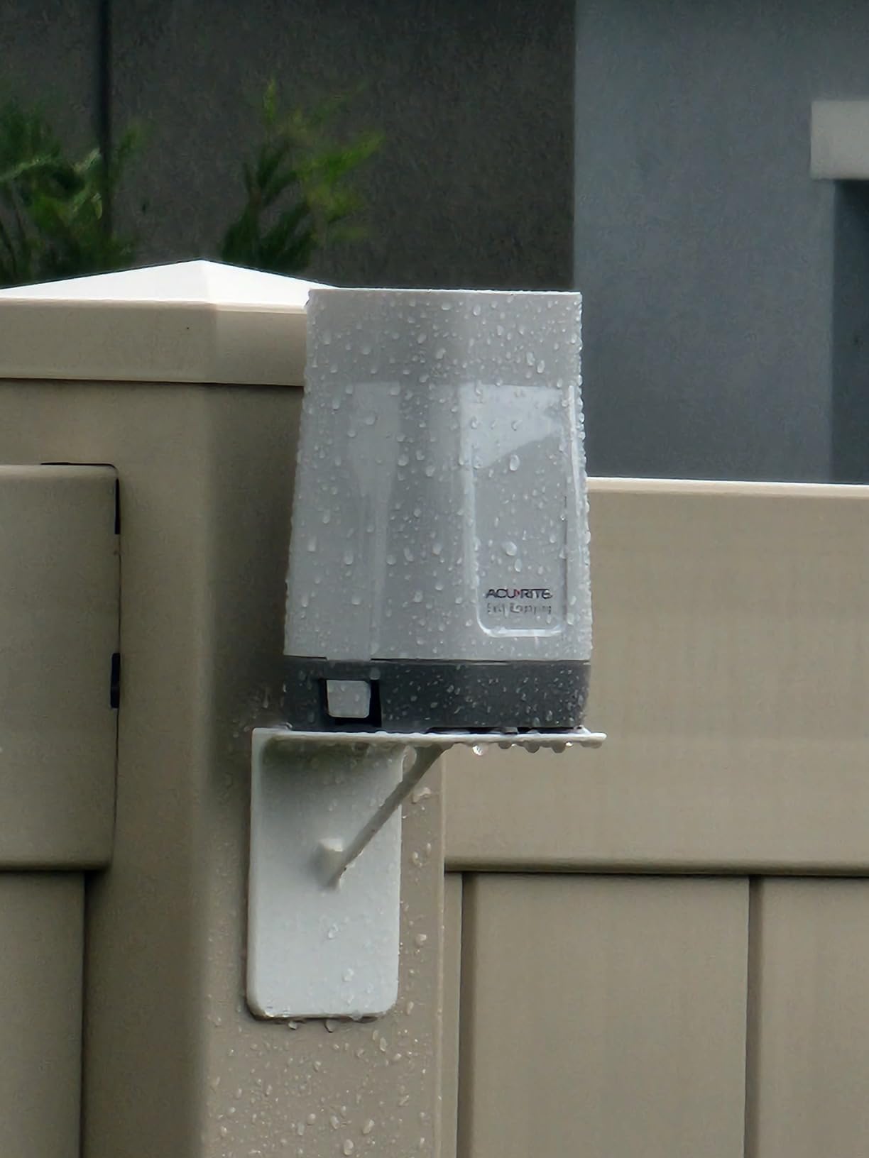 AcuRite Wireless Digital Rain Gauge with Self-Emptying Collector with Rainfall History, Alerts, and Current Date and Time (00899), Multicolor customer photo 2