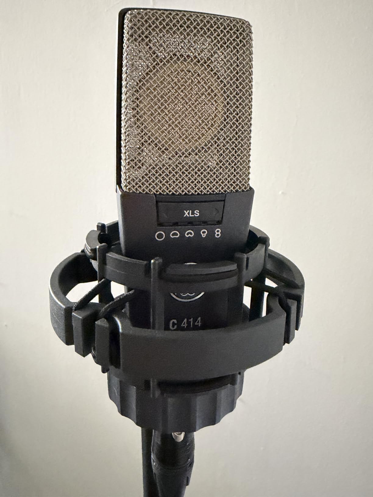 AKG Pro Audio C414 XLII Studio Grade Professional Large Diaphragm, Dual-Capsule, Vocal and Instrument Condenser Microphone with Rugged Aluminum Carrying Case. XLR Connector. Gray with Gold customer photo 1