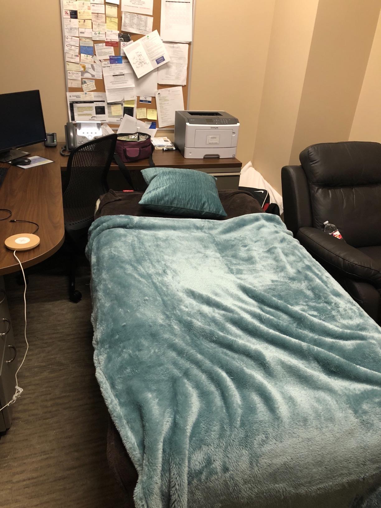 Coleman Queen-Size Airbed Cot Combination, Folding Air Mattress with Steel Frame & Side Table, Battery Pump Included customer photo 2
