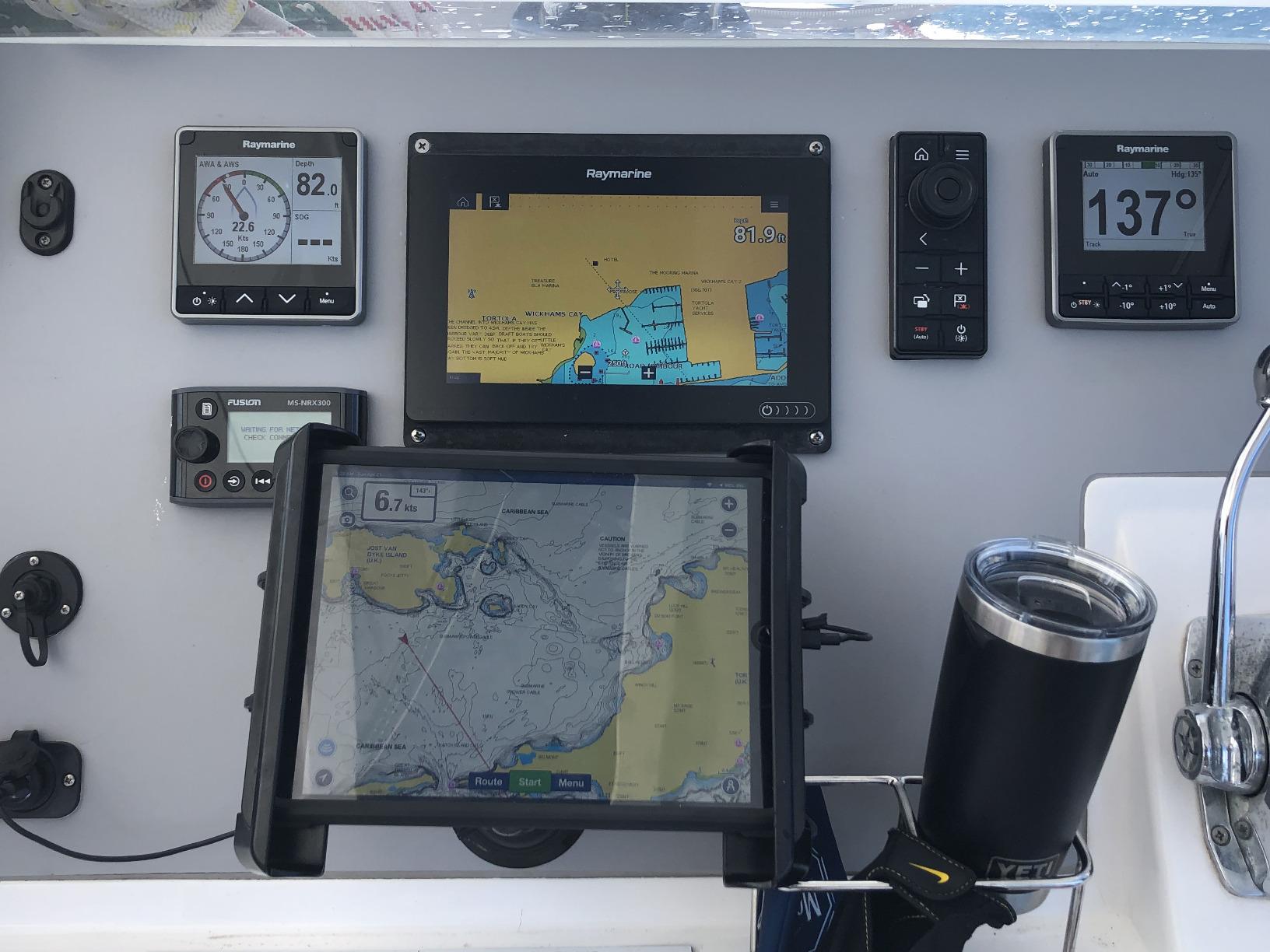 Garmin 010-01055-15 GLO Portable GPS and GLONASS Receiver with Vehicle Power Cable, Black customer photo 1