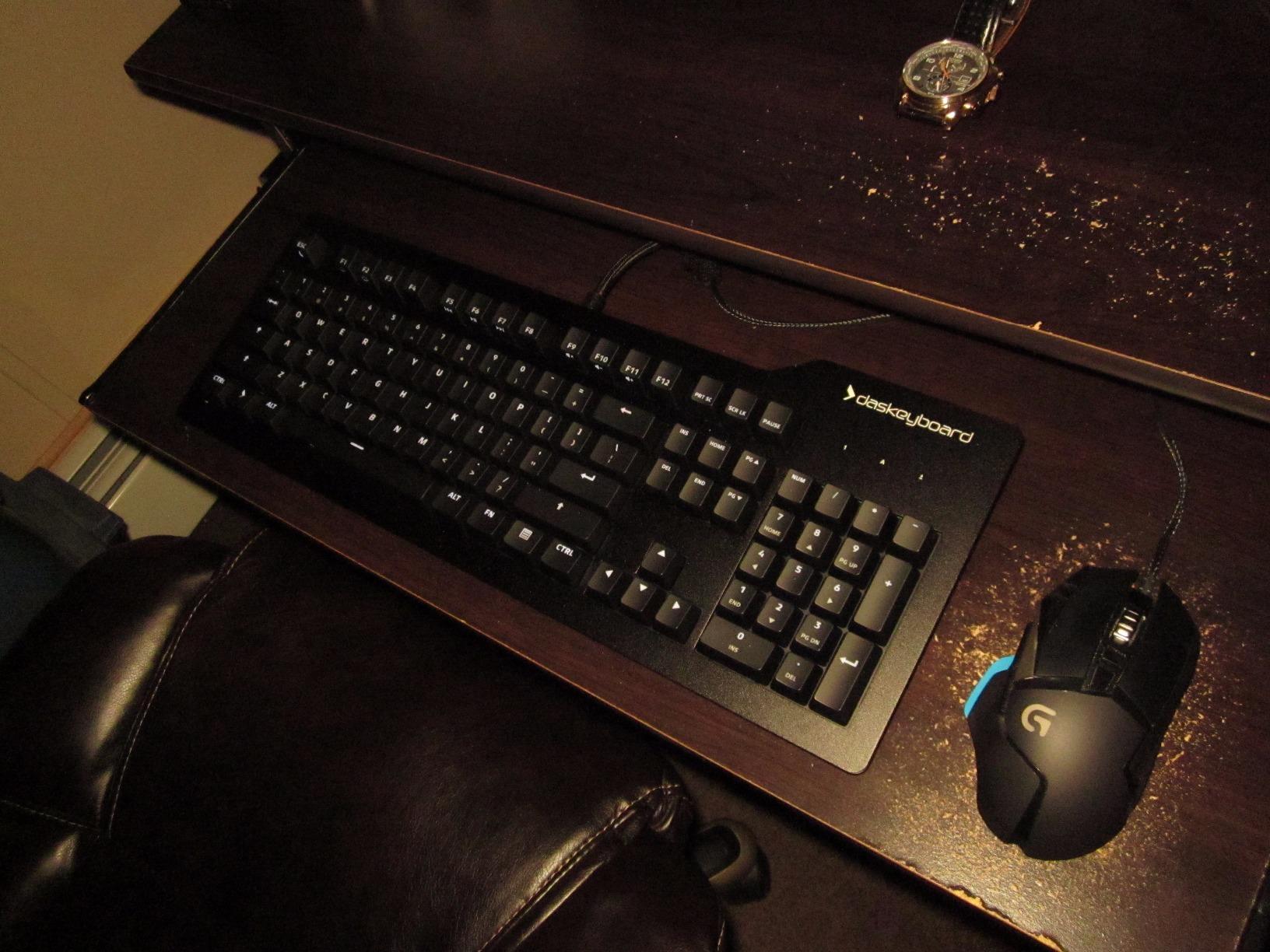 Das Keyboard 4 Professional Wired Mechanical Keyboard, Cherry MX Brown Mechanical Switches, 2-Port USB 3.0 Hub, Volume Knob, Aluminum Top (104 Keys, Black) customer photo 1