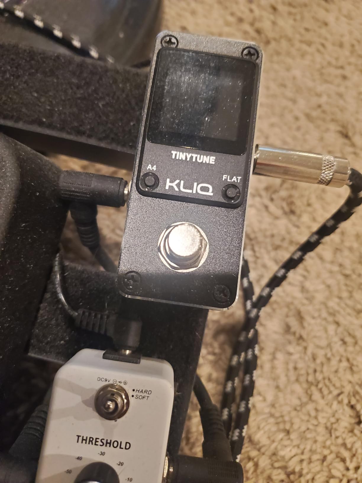 KLIQ TinyTune Pro Stage Tuner Pedal for Guitar & Bass, Mini Chromatic Pedal with True Bypass, Silent Switch, Flat Tuning, LED Display & Pitch Calibration (9V Power Supply Required) customer photo 1