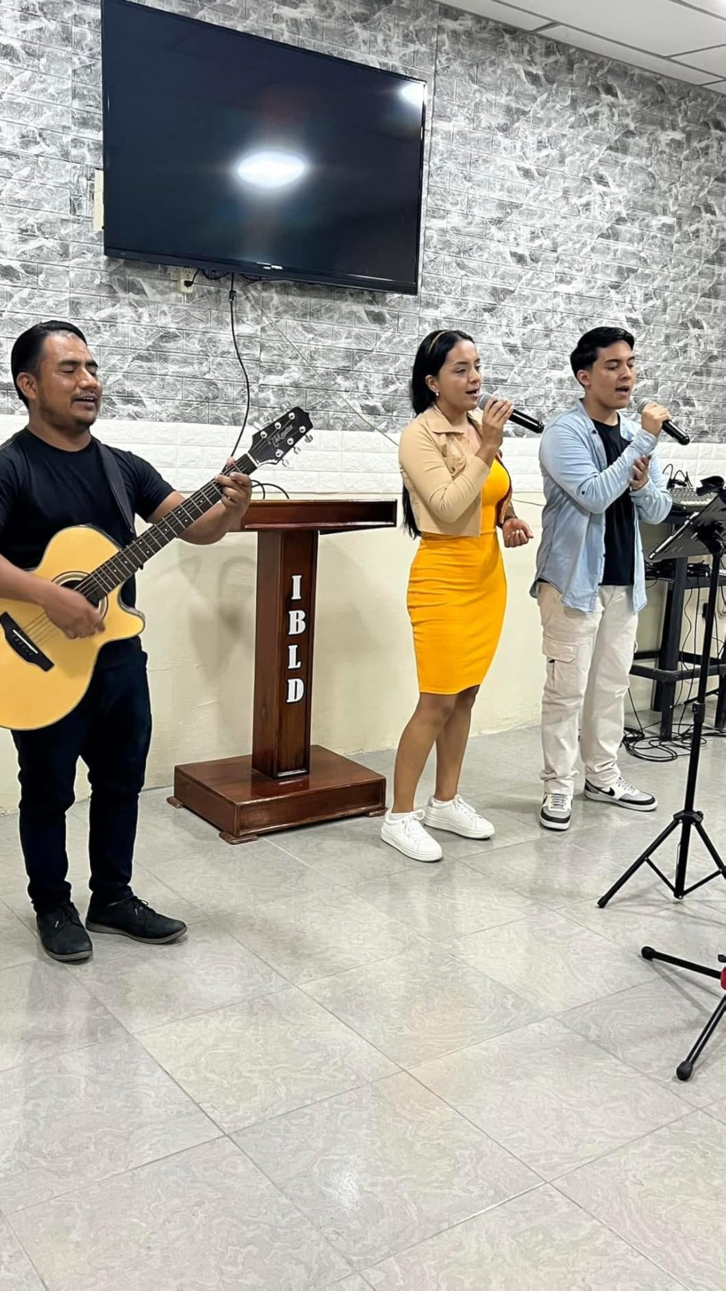 Shure BLX288/PG58 Wireless Microphone System - 14-Hour Battery Life, 300 ft Range, UHF | Includes (2) PG58 Handheld Vocal Mics, Dual Channel Receiver | H10 Band customer photo 2