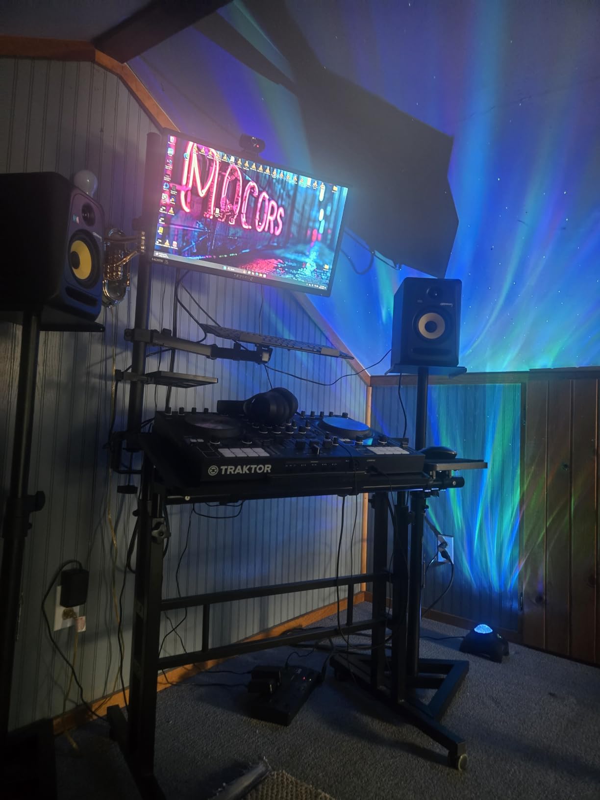 AxcessAbles Studio Monitor Speaker Stands Pair. 80lb Capacity per Stand. Adjustable Height 26 to 42 inches. Metal Constructed Stands Ideal for Surround Sound, Bookshelf and Monitoring Speakers customer photo 1