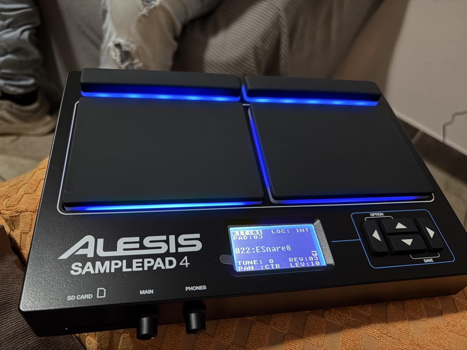 Alesis Sample Pad 4 - Compact Percussion and Sample Triggering Instrument with 4 Velocity-Sensitive Pads, 25 Drum Sounds and SD/SDHC Card Slot customer photo 1