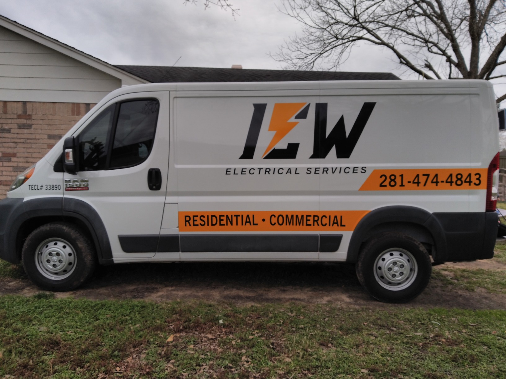 USCutter 34-inch Vinyl Cutter Plotter with Stand and VinylMaster Cut Software, Free US-Based Technical & Lifetime Phone Support customer photo 2