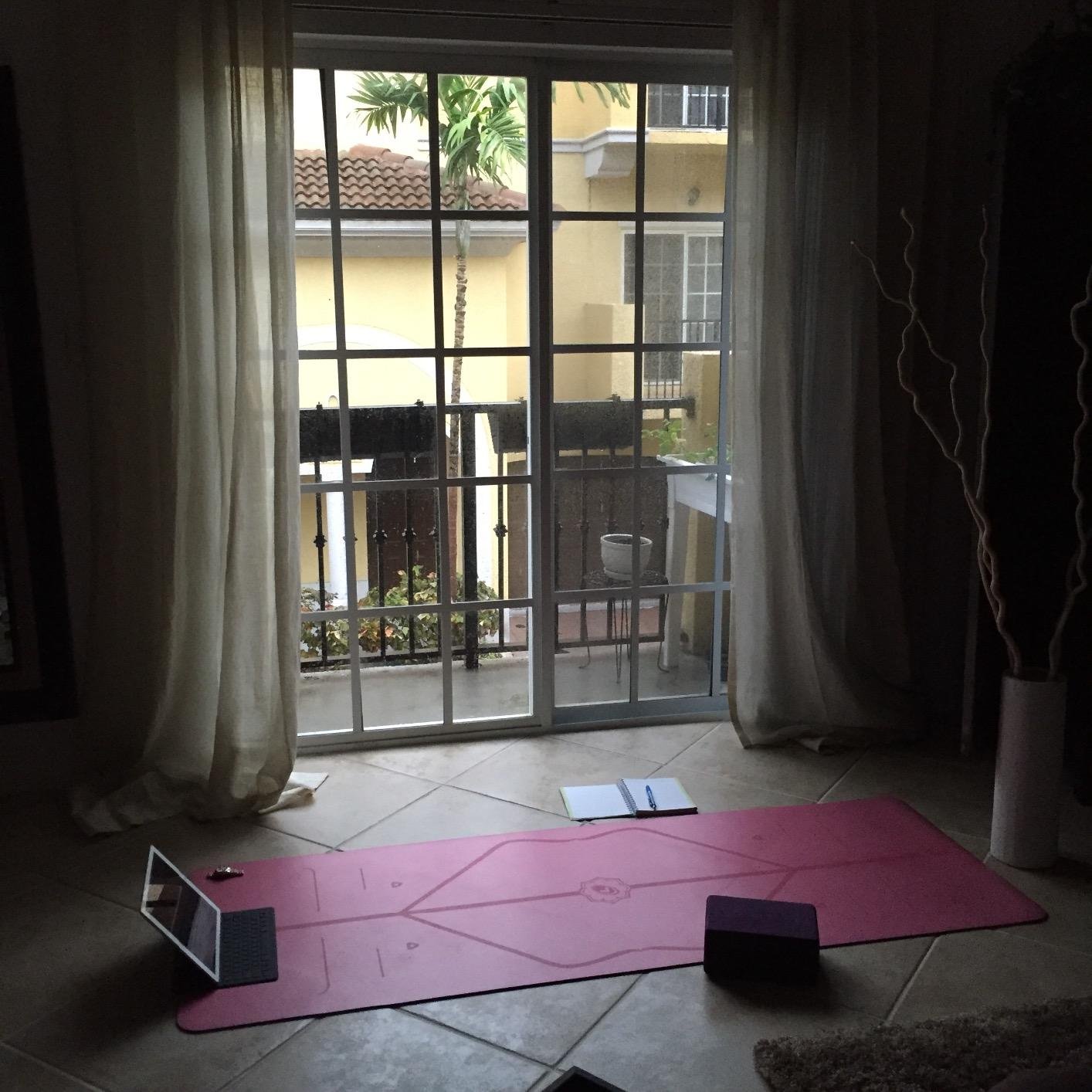 Liforme Original Yoga Mat - Free Yoga Bag Included - Patented Alignment System, Warrior-like Grip, Non-slip, Eco-friendly, sweat-resistant, long, wide, 4.2mm thick mat for comfort customer photo 1