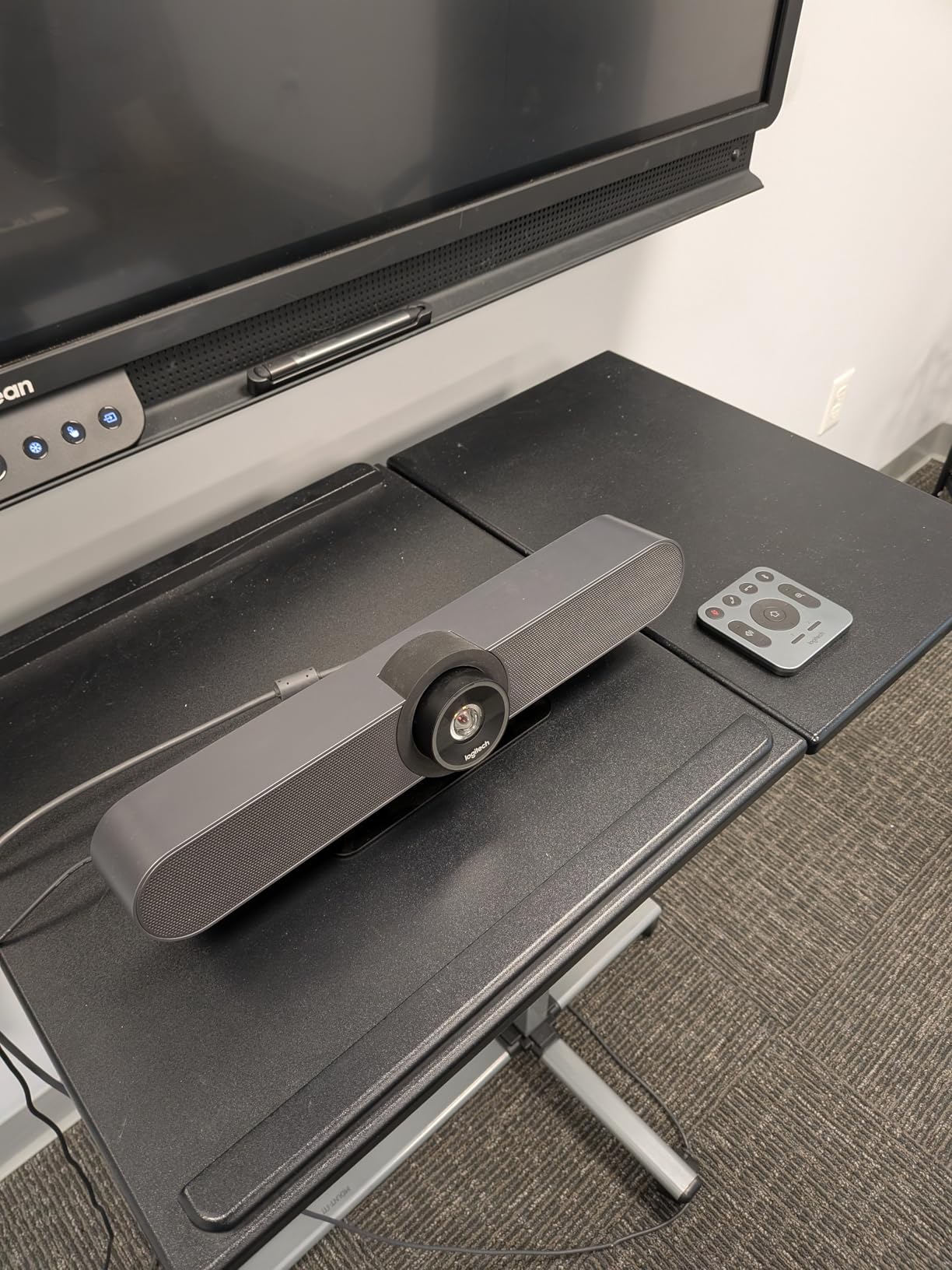 Logitech MeetUp Video Conferencing System, Ultra HD 4K/1080p/720p, 3 Microphones/Adjustable Speakers, Wide Field of View 120°, PC/Mac/Laptop/MacBook/Tablet - Black customer photo 2