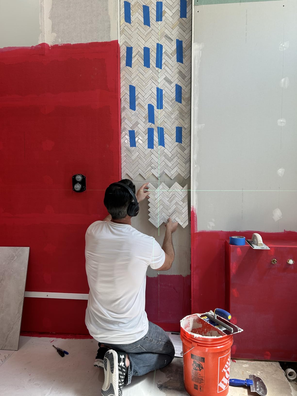 Huepar Laser Level, 100Ft Self Leveling Green Cross Line Laser for Picture Hanging, Tile, Decoration & DIY Construction - 360° Magnetic Base & AA Battery, Indoor Use customer photo 1