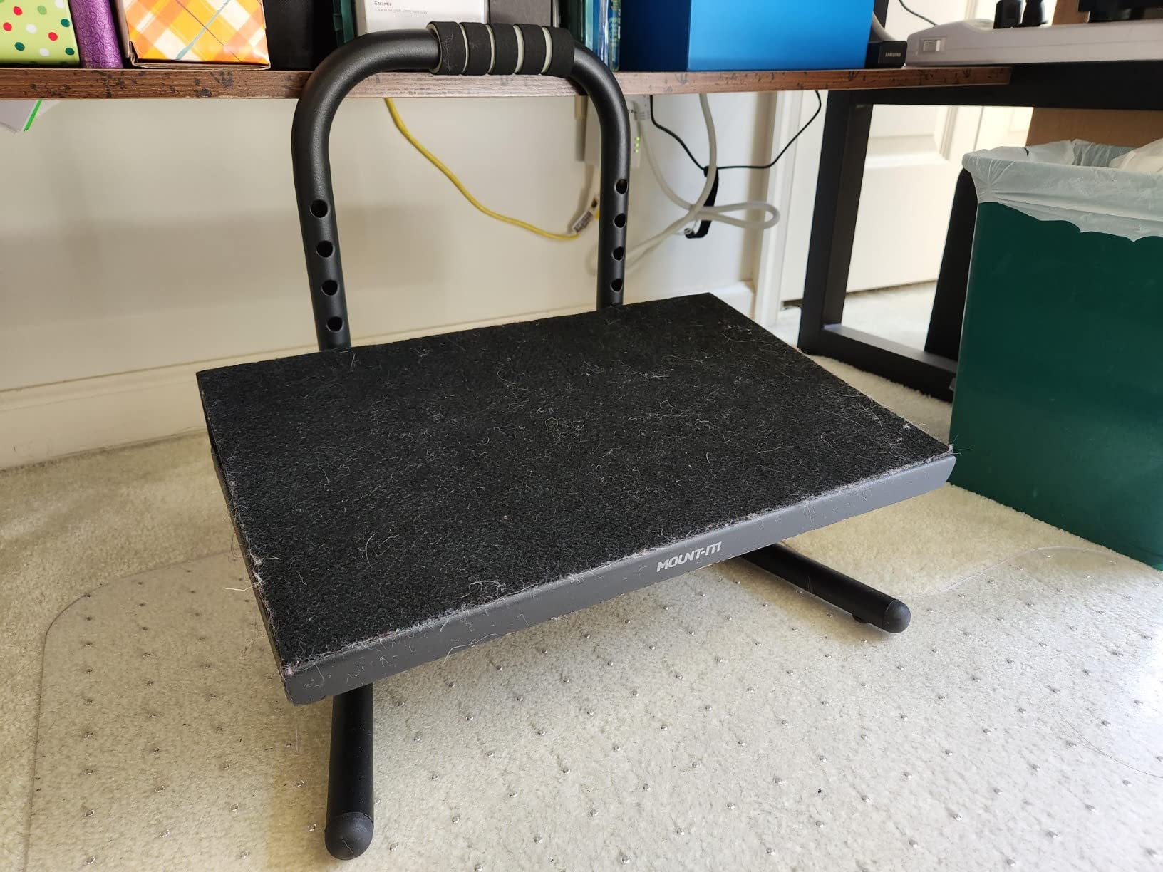 Mount-It! Height Adjustable Foot Rest for Standing and Sitting, Freestanding Under The Desk Footrest with Handle and Six Height Settings, Anti-Slip Padded Surface,Black customer photo 1