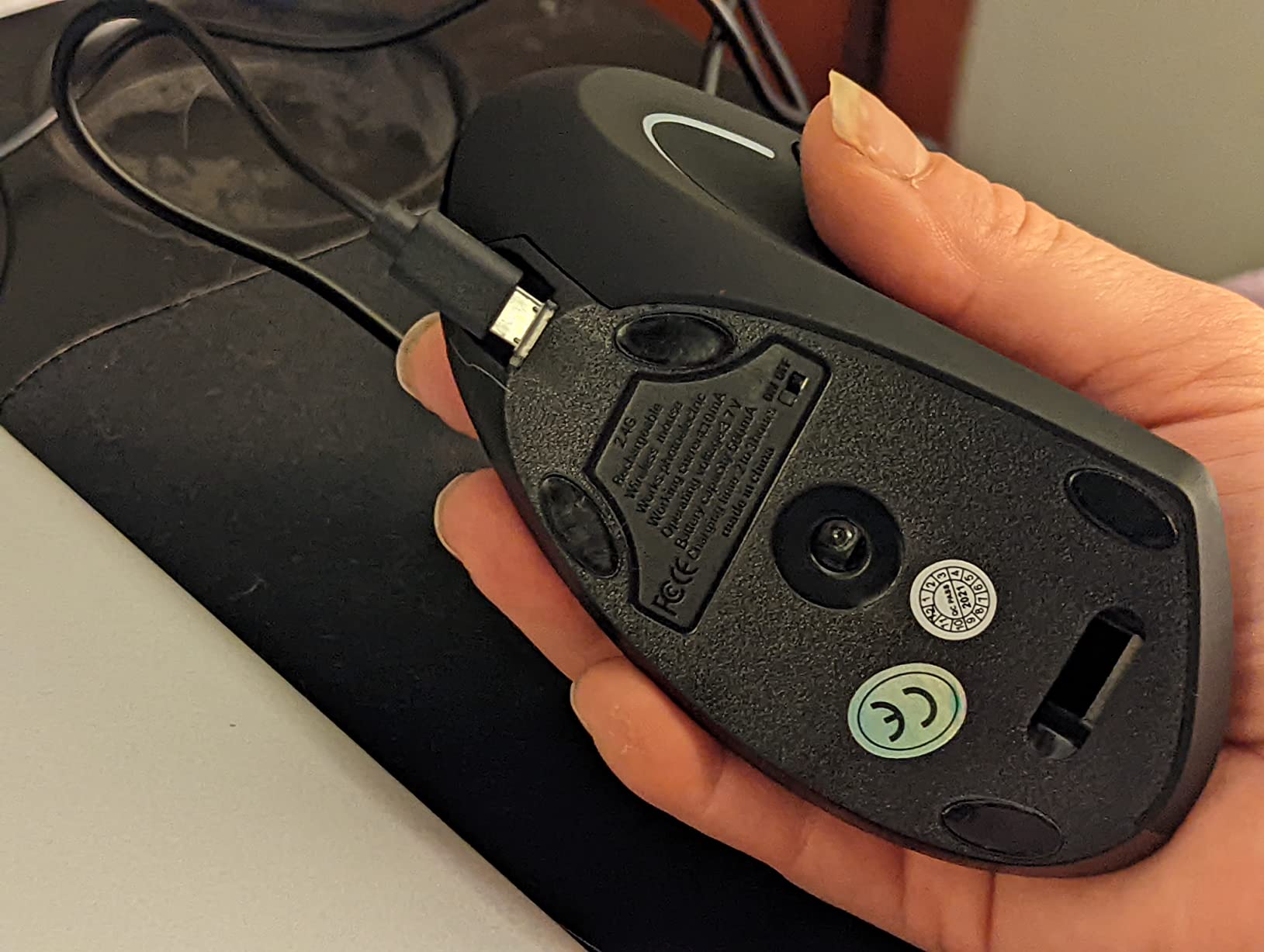 Ergonomic Mouse, LEKVEY Vertical Wireless Mouse - Rechargeable 2.4G Optical Vertical Mice : 3 Adjustable DPI 800/1200/1600 Levels 6 Buttons, for Laptop, Mac, PC, Computer, Desktop, Notebook etc, Black customer photo 2