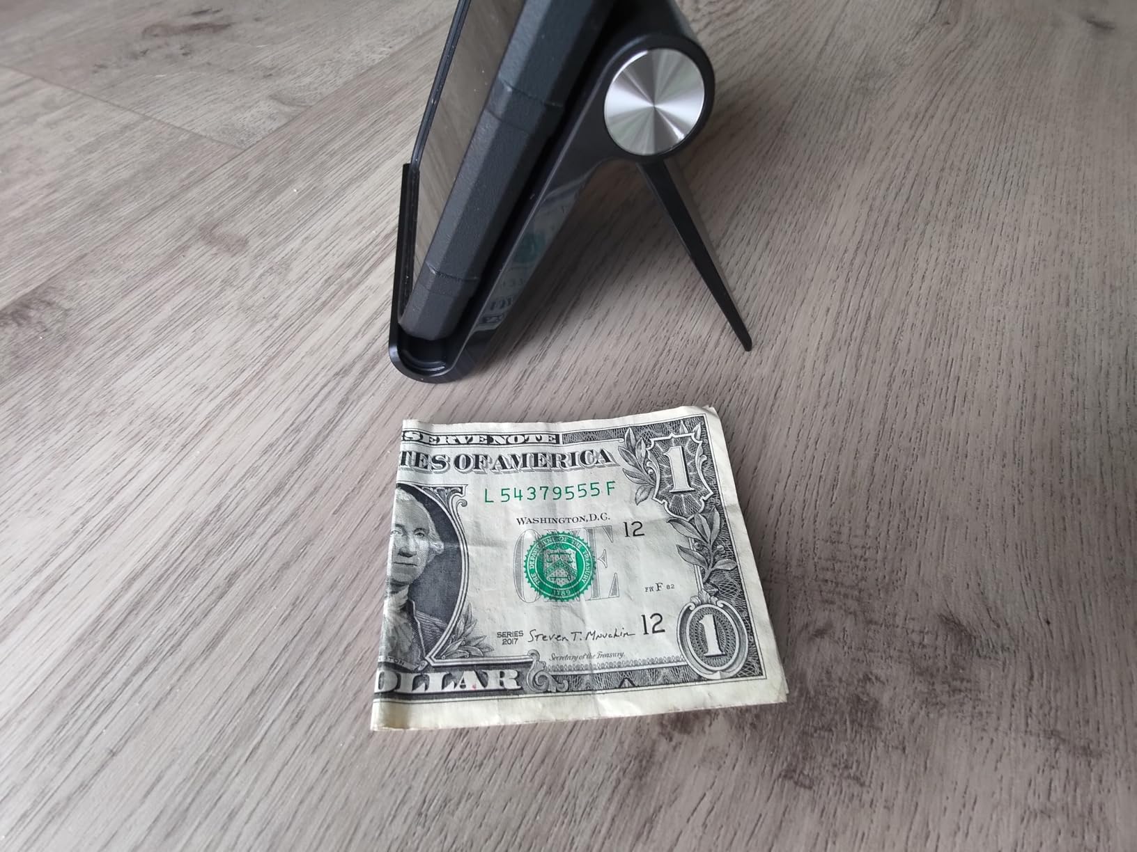 UGREEN Cell Phone Stand Holder for Desk Adjustable Foldable customer photo 1