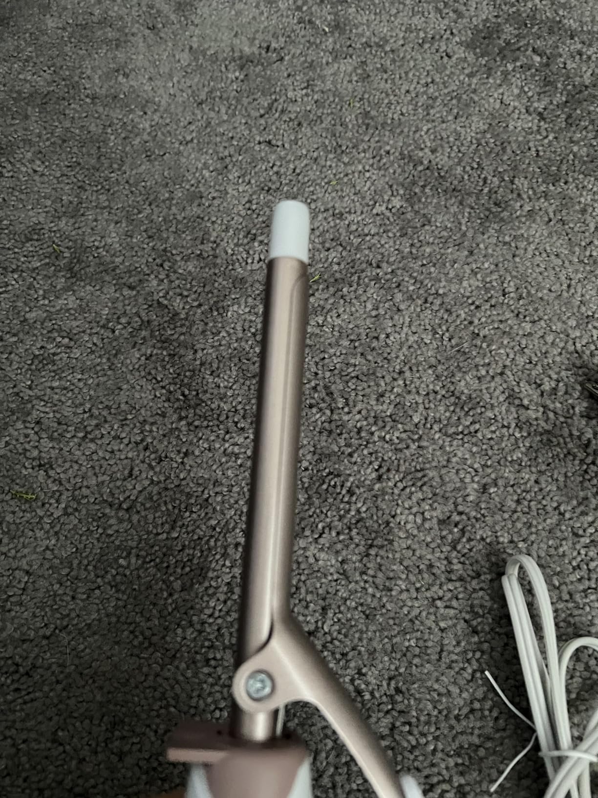 Conair Double Ceramic 1 ½-Inch Curling Iron, 1 ½-Inch Barrel Creates Soft Waves & Curls, Hair Curler for Use on Medium & Long Hair, White/Rose Gold customer photo 1