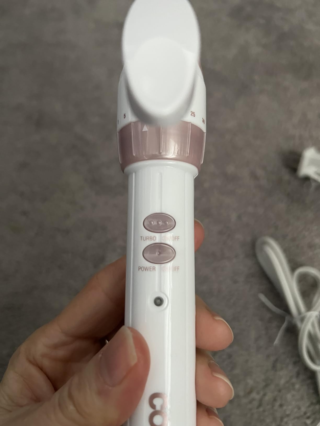 Conair Double Ceramic 1 ½-Inch Curling Iron, 1 ½-Inch Barrel Creates Soft Waves & Curls, Hair Curler for Use on Medium & Long Hair, White/Rose Gold customer photo 2