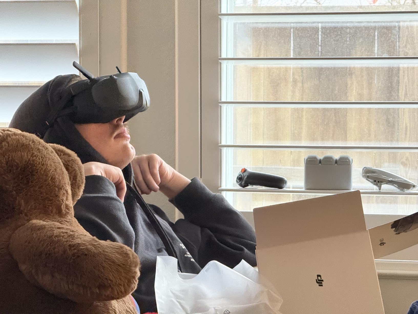 DJI Neo Motion Fly More Combo, Mini Drone with 4K UHD Camera for Adults, 135g Self Flying Drone with Palm Takeoff, Subject Tracking, QuickShots, with RC Motion 3 and 3 Batteries customer photo 2