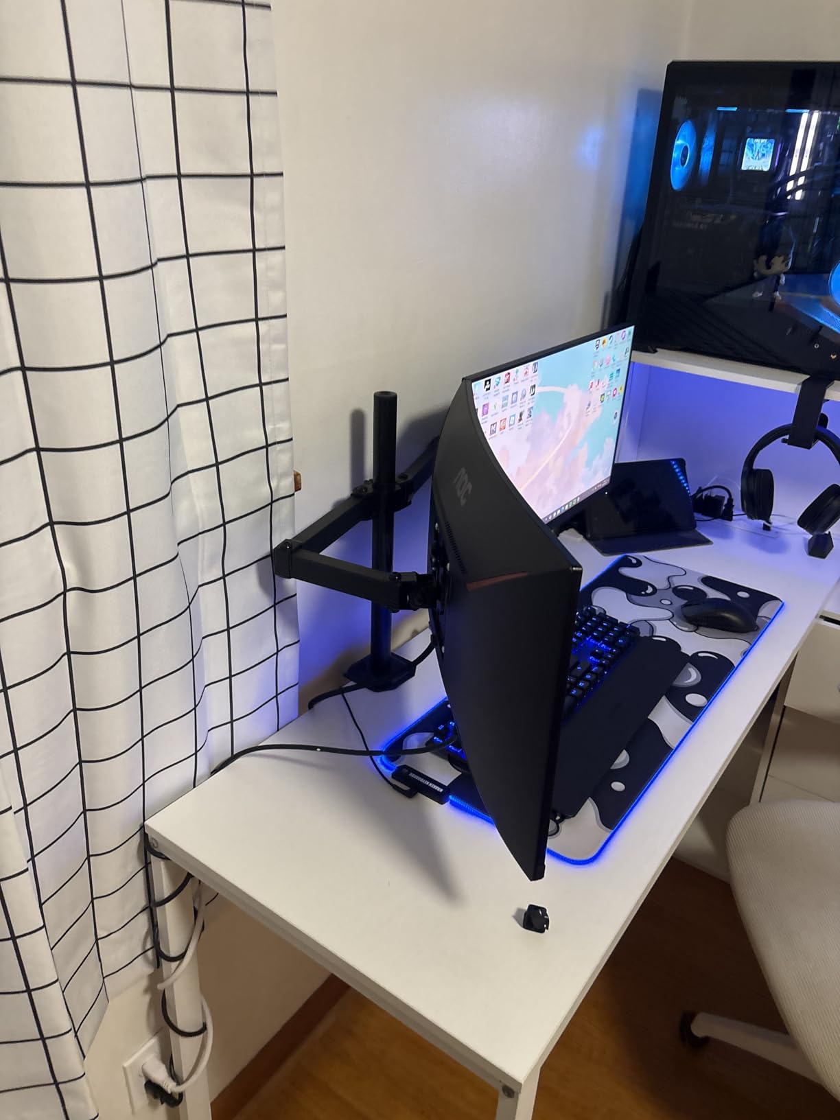 HUANUO Dual Monitor Mount for 2 Monitors up to 30 inches, Heavy Duty Dual Monitor Stand Holds up to 22 lbs, Dual Monitor Arm with Height Adjustable Tilt Swive Rotate, VESA Hole 75mm or 100mm customer photo 2