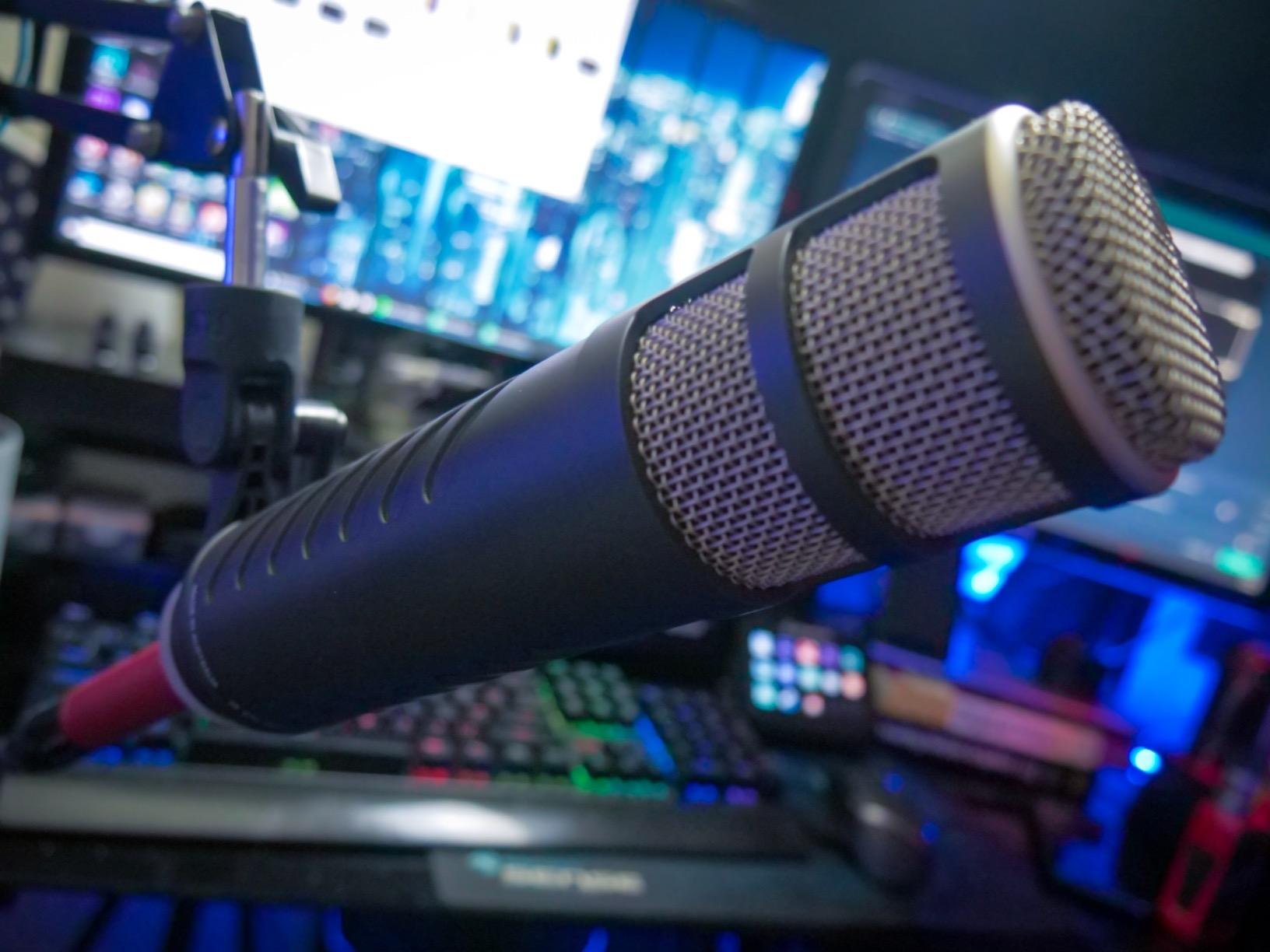 SE ELECTRONICS DM1 Dynamite Ultra-Slim Inline Microphone Preamp for Ribbon & Dynamic Microphones - Mic Preamp with +28dB Gain for Clean, Natural Sound - Ideal for Podcasting & Live Sound (Red) customer photo 2