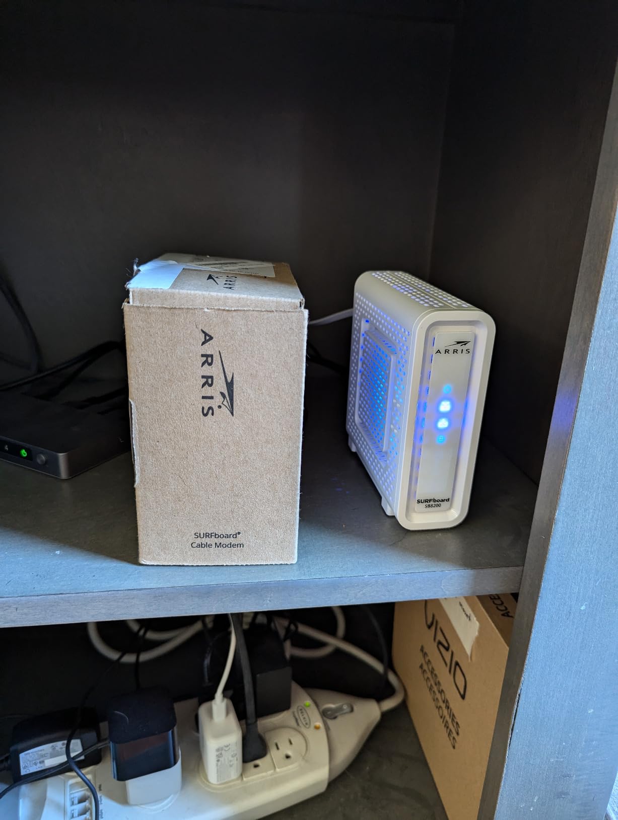 ARRIS (SB8200-RB) - Cable Modem - Fast DOCSIS 3.1 32x8 Gigabit Cable Modem , Approved for Comcast Xfinity, Cox, Charter Spectrum, & more | 1 Gbps Max Internet Speed, 4 OFDM Channels - Renewed customer photo 1
