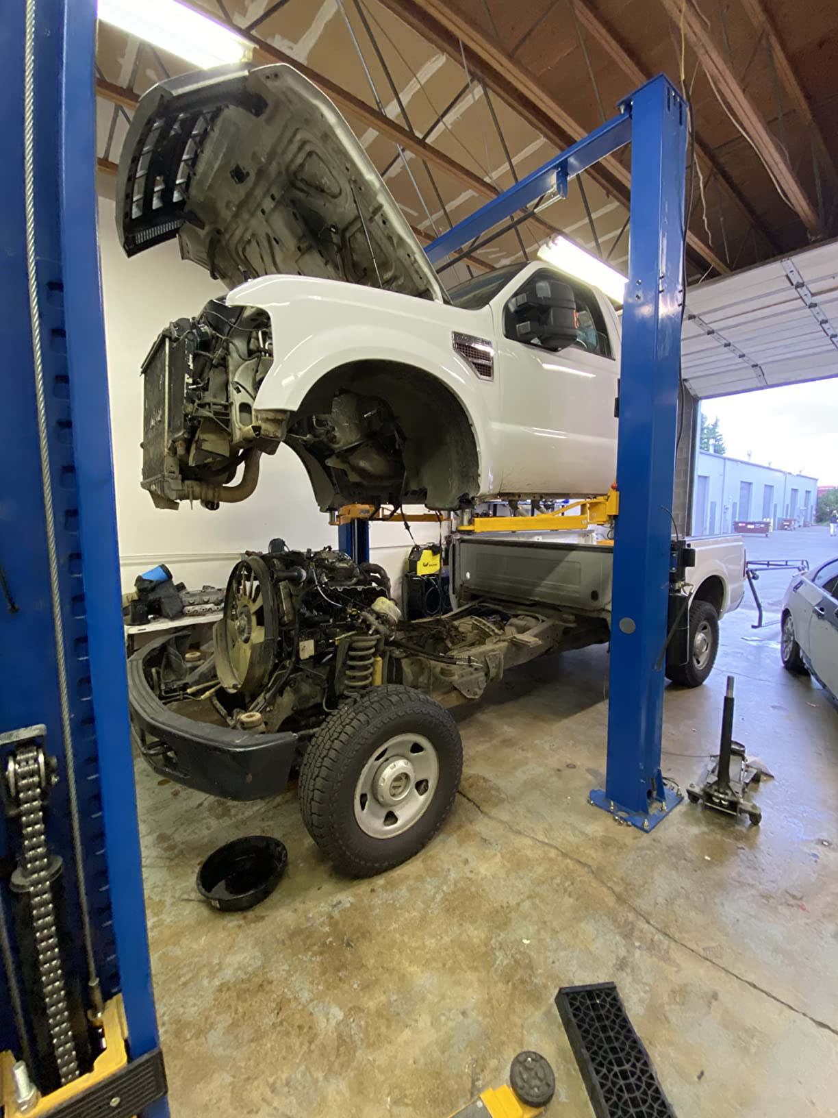 Atlas Automotive Equipment 9KOHX 2-Post Vehicle Lift, Overhead Hoist, 12' Minimum Ceiling Height, Clear Floor Design, 9,000lb Capacity customer photo 1