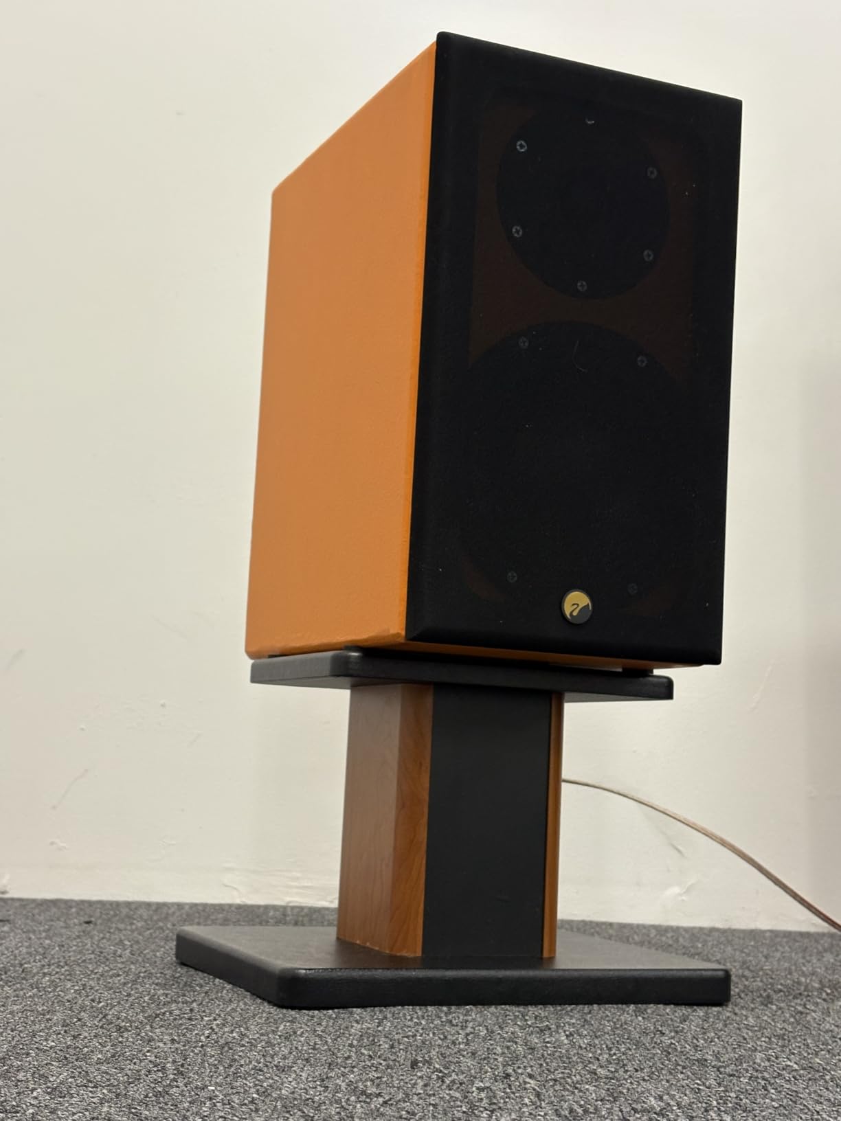 Rockville RHT8B 8in Desktop Speaker Stands, 66lb Capacity, Isolation Pads, Cable Management, Perfect for Studio Monitors and Bookshelf Speakers customer photo 1