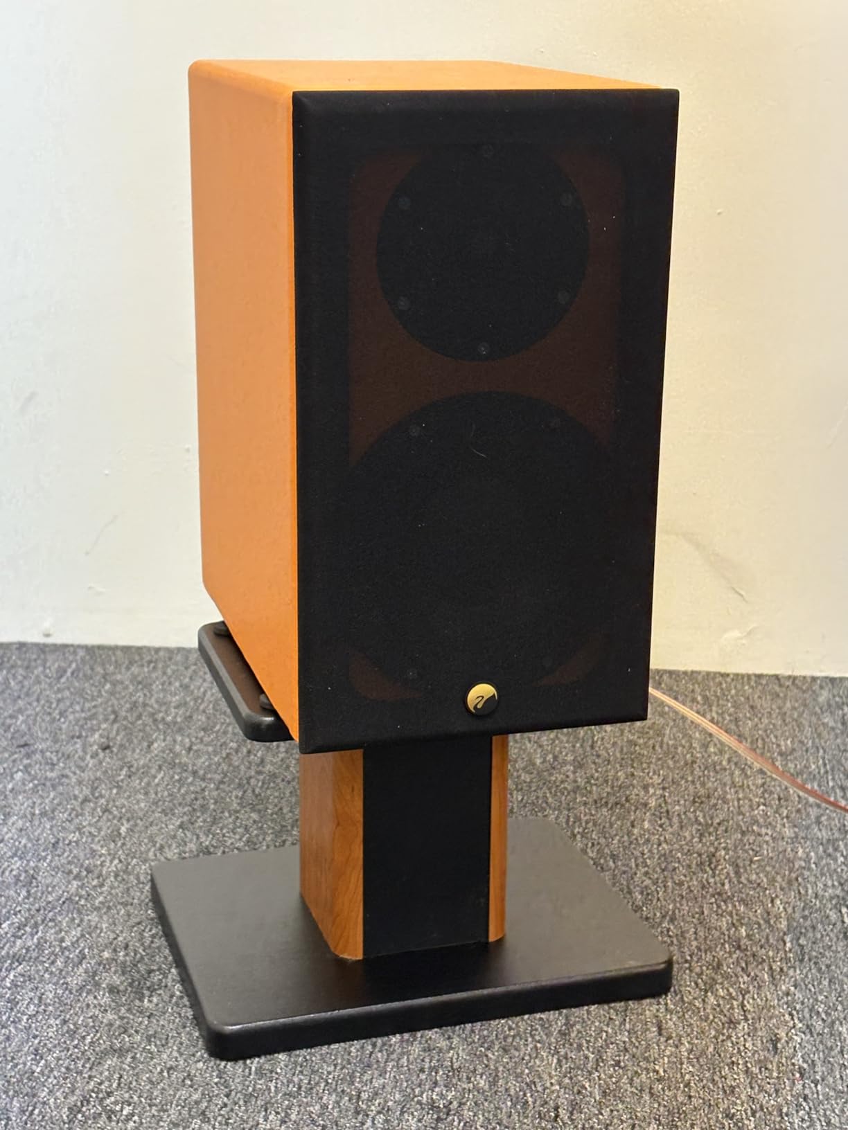 Rockville RHT8B 8in Desktop Speaker Stands, 66lb Capacity, Isolation Pads, Cable Management, Perfect for Studio Monitors and Bookshelf Speakers customer photo 2