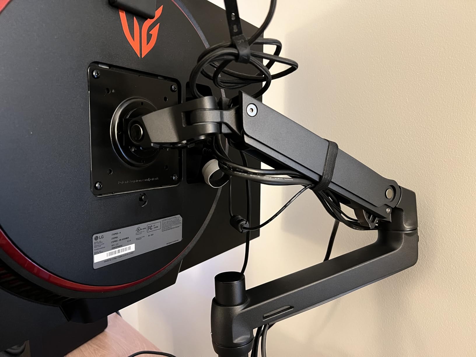 Ergotron LX Monitor Arm, Single Monitor Desk Mount - fits Flat Curved Ultrawide Computer Monitors up to 34 Inches, 7 to 25 lbs, VESA 75x75mm or 100x100mm, Matte Black customer photo 1