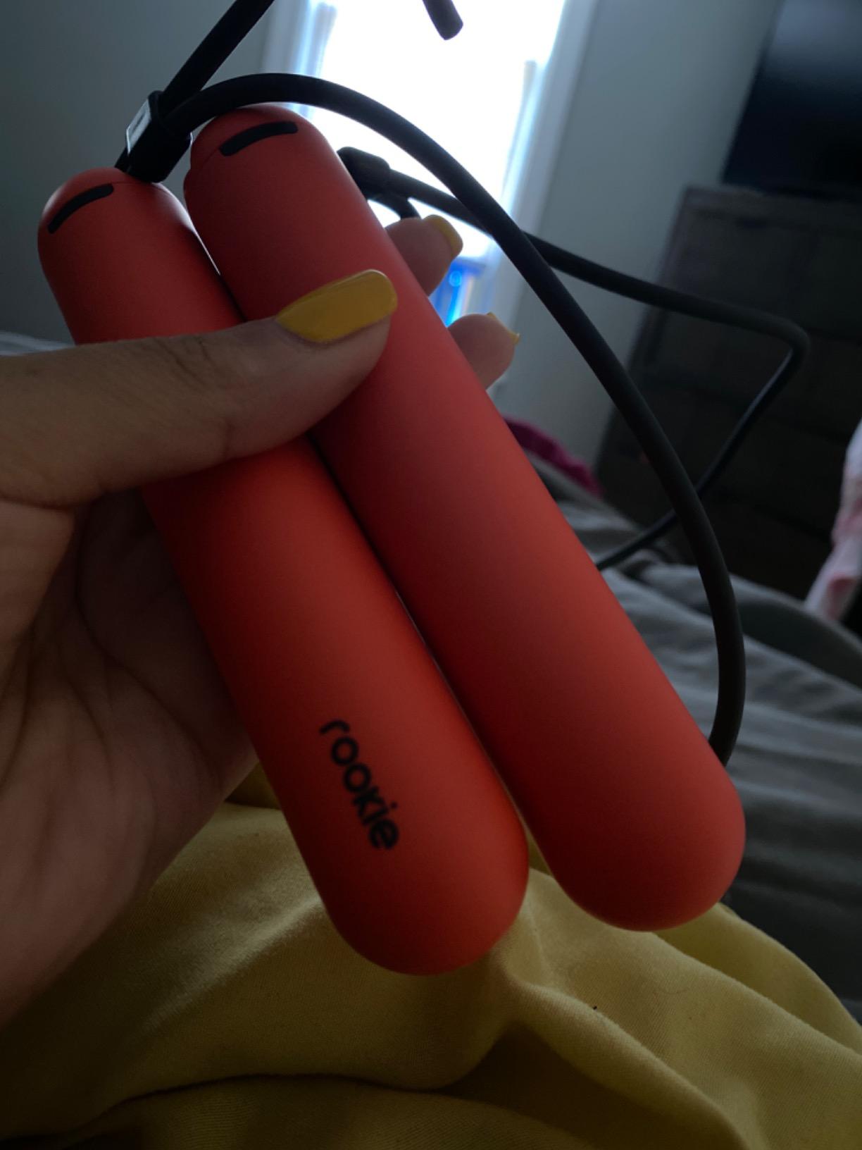 Tangram Smart Rope Rookie - App-Connected Jump Rope for Fitness and Workouts, Adjustable Length, Bluetooth 4.0 Enabled, Track Calories and Jumps (Black) customer photo 2