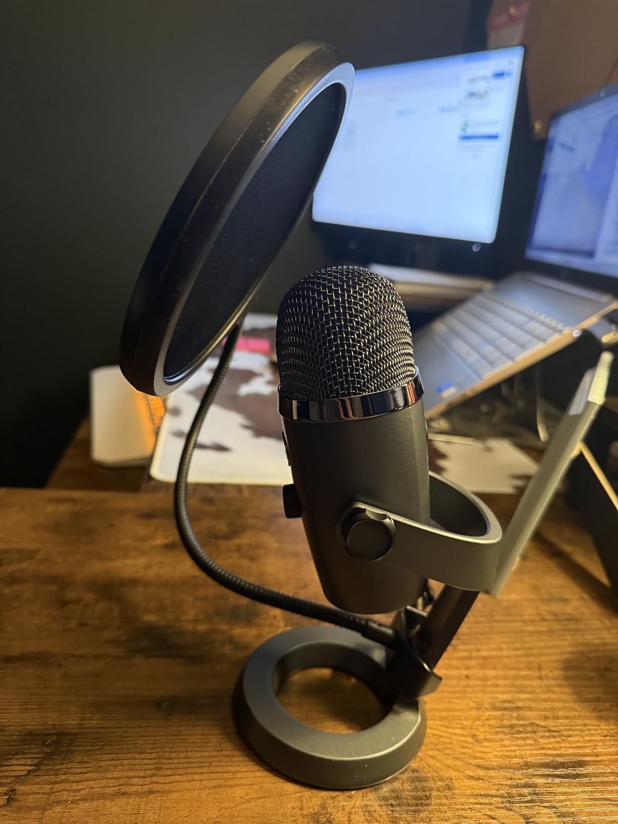 Logitech for Creators Blue Yeti Nano USB Microphone for Gaming, Streaming, Podcasting, Twitch, YouTube, Discord, Recording for PC and Mac, Plug & Play - Blackout customer photo 2