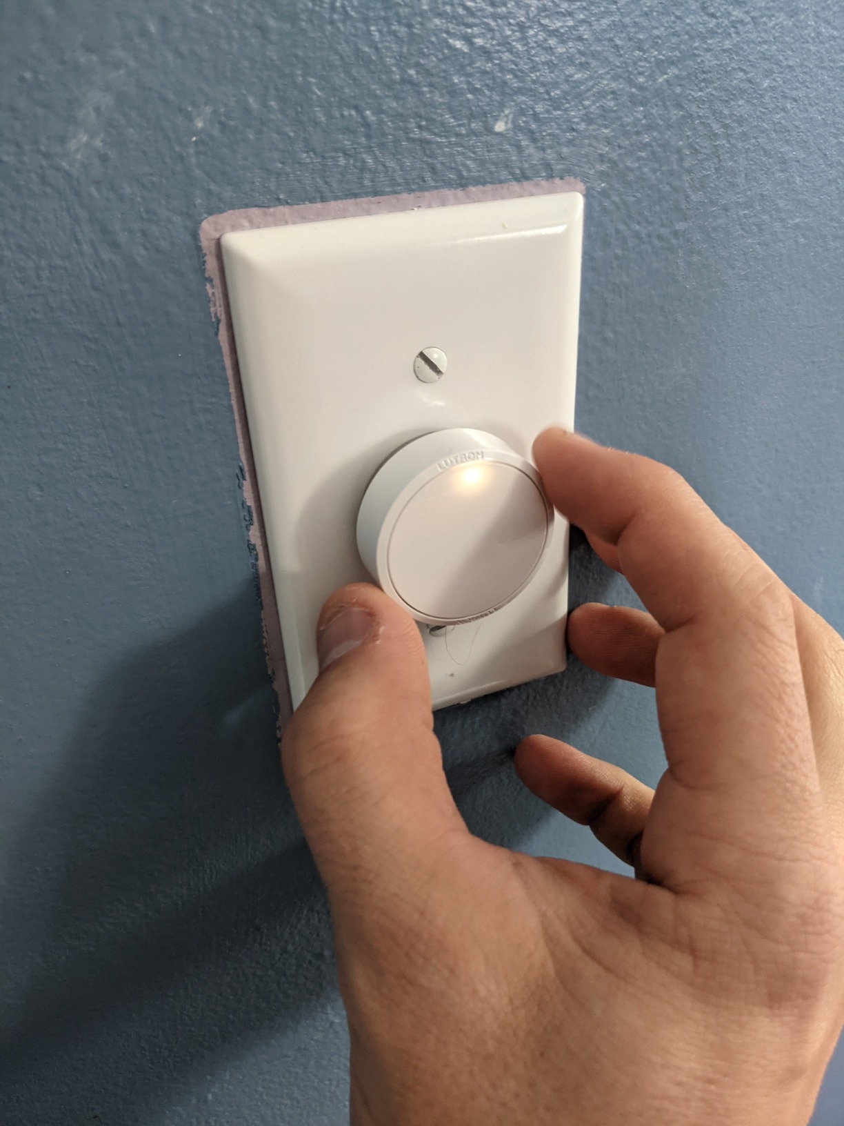 Lutron Aurora Smart Bulb Dimmer Switch | for Philips Hue Smart Bulbs | Z3-1BRL-WH-L0 | White customer photo 2