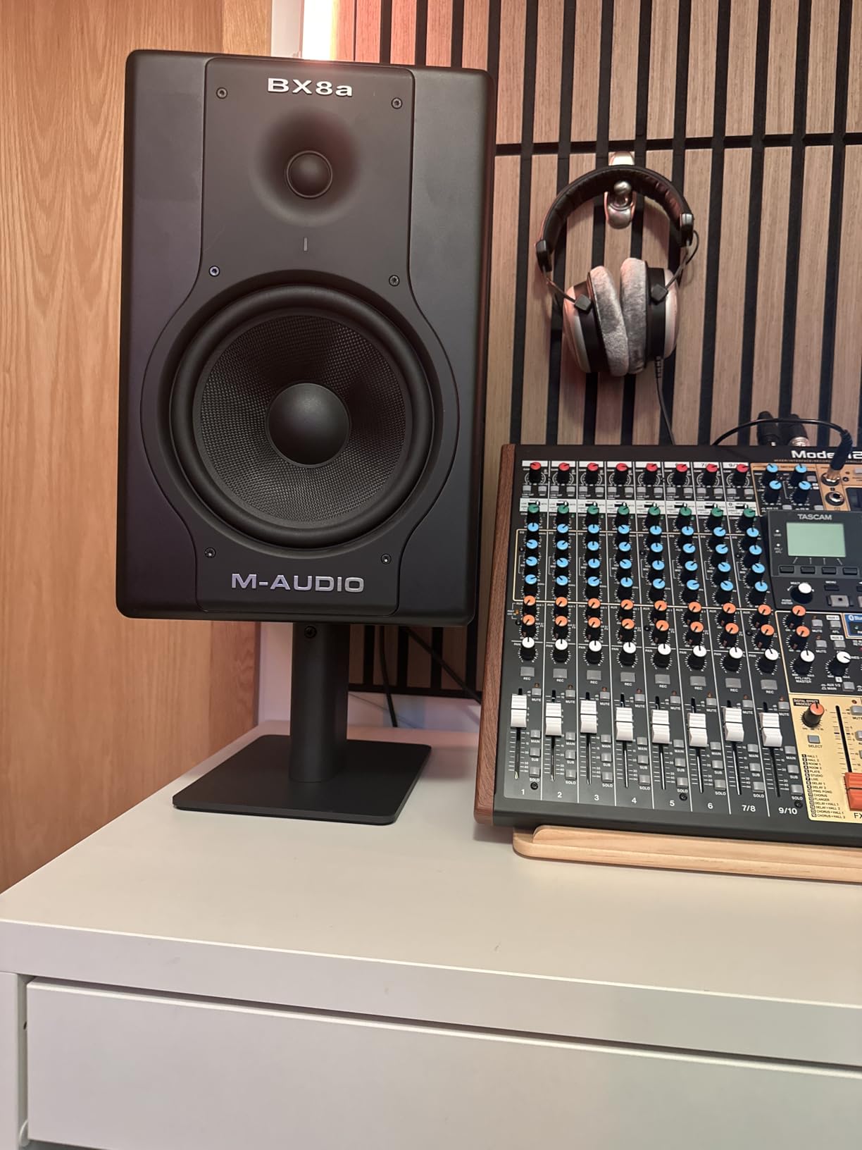 Kanto SP6HD Desktop Speaker Stands for Medium/Large Bookshelf Speakers and Mid-Size/Full-Size 4-7 inch Studio Monitors | 6 inch Tall | Black | Pair customer photo 1