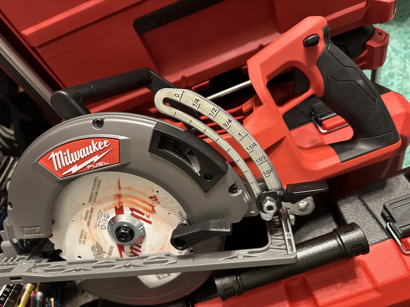 Milwaukee 2830-20 M18 FUEL Rear Handle 7-1/4 in. Circular Saw (Tool Only) customer photo 1