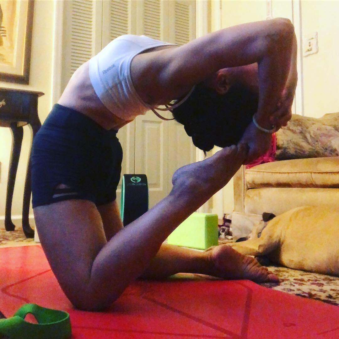 Liforme Special Yoga Mat - Free Yoga Bag Included - Patented Alignment System, Warrior-like Grip, Non-slip, Eco-friendly, Sweat-Resistant, Long, Wide, 4.2mm thick mat for comfort customer photo 1