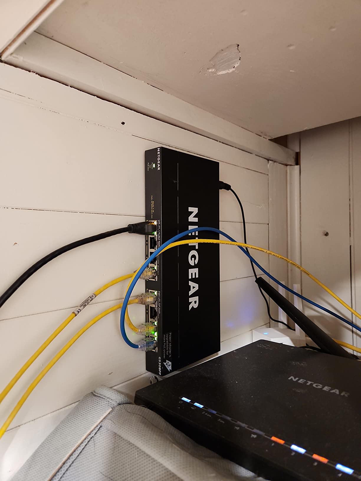 NETGEAR 8-Port PoE+ Gigabit Ethernet Unmanaged Essentials Switch (GS308PP) - with 8 x PoE+ @ 83W, Desktop or Wall Mount customer photo 1