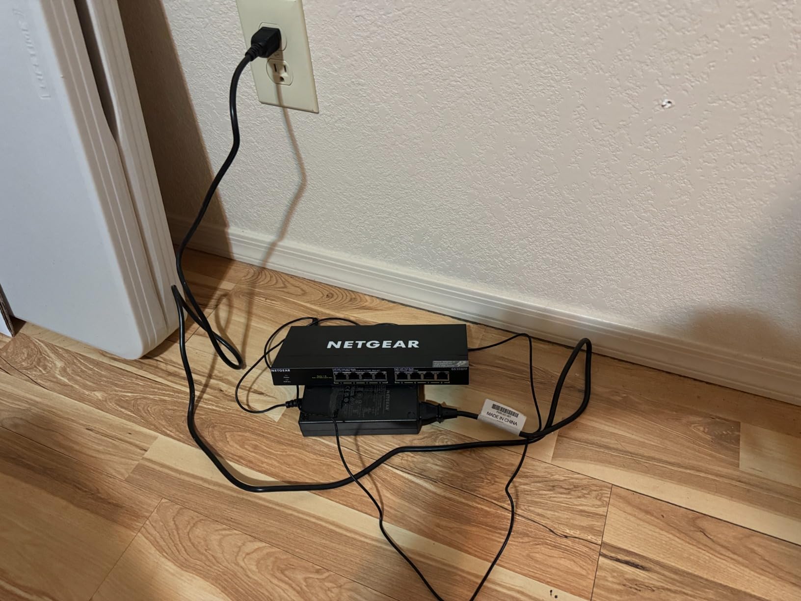 NETGEAR 8-Port PoE+ Gigabit Ethernet Unmanaged Essentials Switch (GS308PP) - with 8 x PoE+ @ 83W, Desktop or Wall Mount customer photo 2