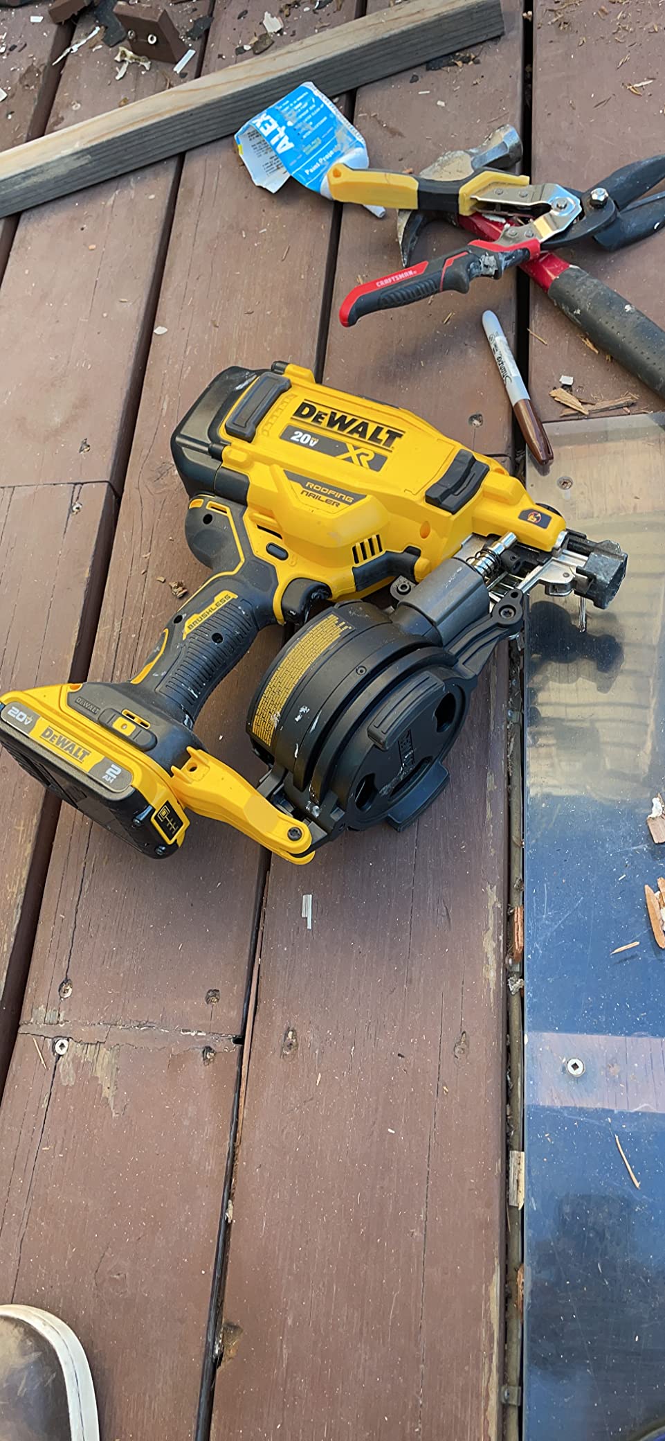 DeWalt DCN45RND1 20V 15 Degrees Lithium-Ion Cordless Coil Roofing Nailer Kit customer photo 2