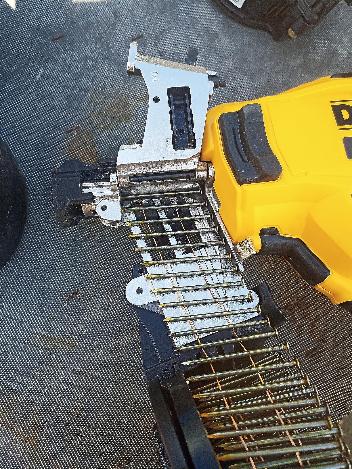 DeWalt 20V MAX Brushless 15 Degree Cordless Coil Battery Powered Roofing Nailer with Tool-Free Nail Tray customer photo 2