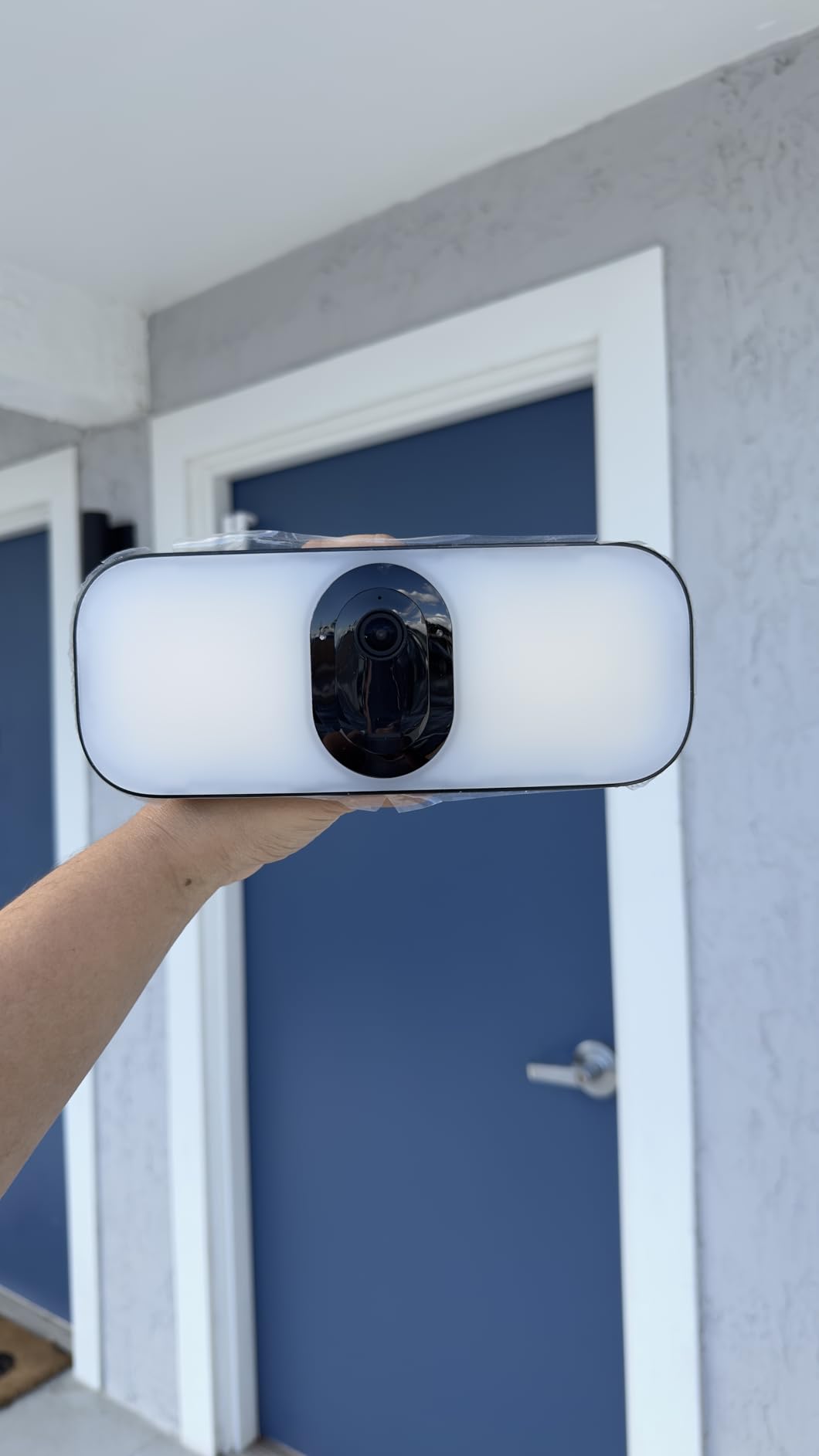 Floodlight Security Camera Wireless Outdoor 2K No Wiring - Arlo Pro 3, Rechargeable Battery, WiFi, Up to 3000 Lumens LED, Person & Vehicle Recognition, Package Detection, Color Night Vision, Black customer photo 1