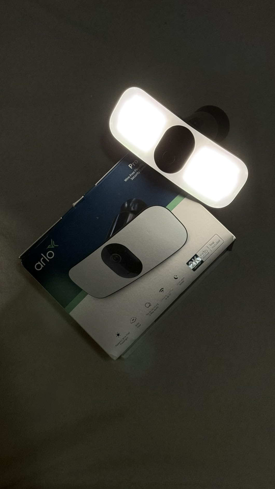 Floodlight Security Camera Wireless Outdoor 2K No Wiring - Arlo Pro 3, Rechargeable Battery, WiFi, Up to 3000 Lumens LED, Person & Vehicle Recognition, Package Detection, Color Night Vision, Black customer photo 2