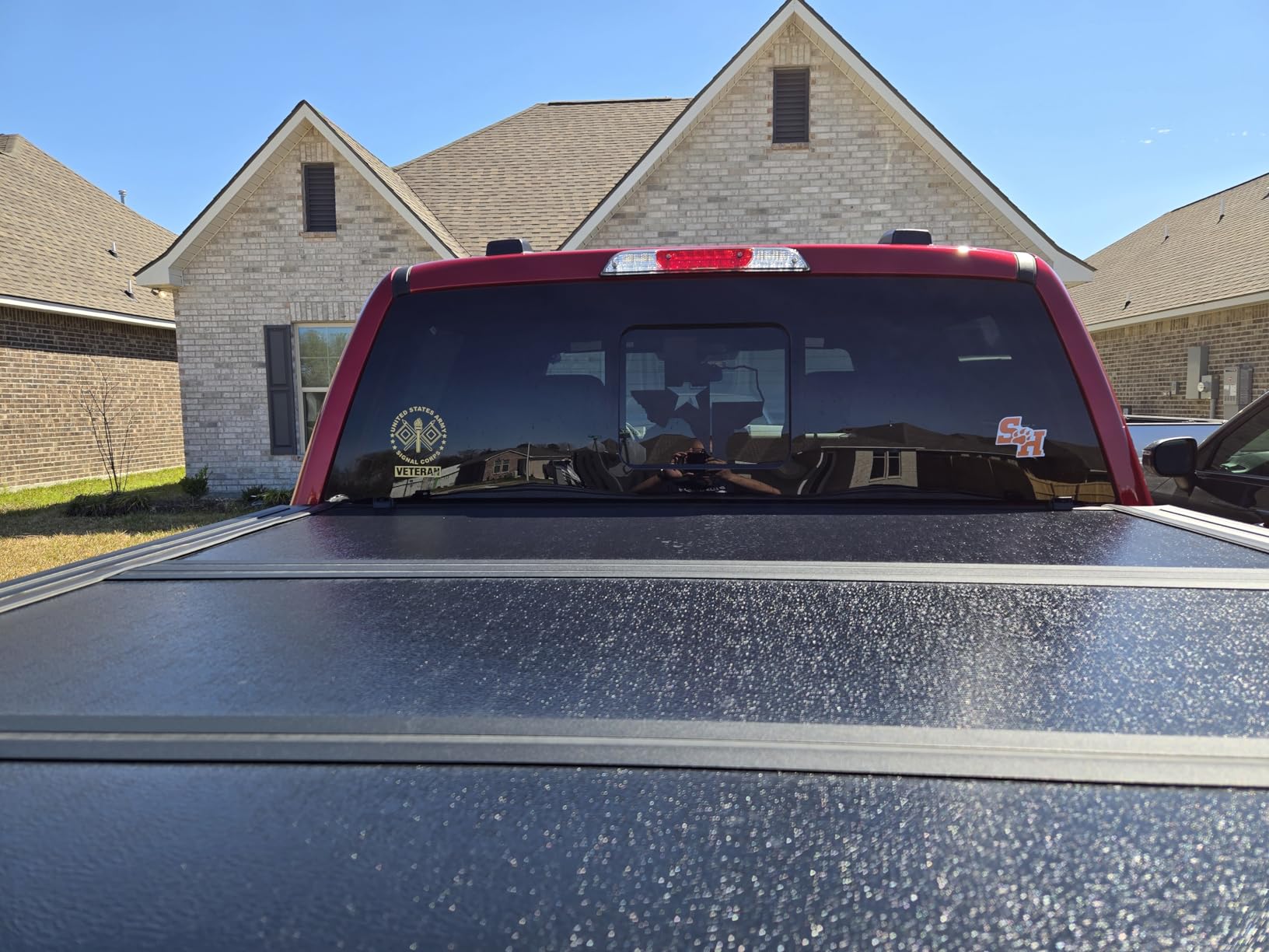 Gator EFX Hard Tri-Fold Truck Bed Tonneau Cover - Heavy-Duty Truck Bed Protection - Durable Aluminum Panels - 2021-2025 Ford F-150 (incl. Raptor/Lightning) - 5'7