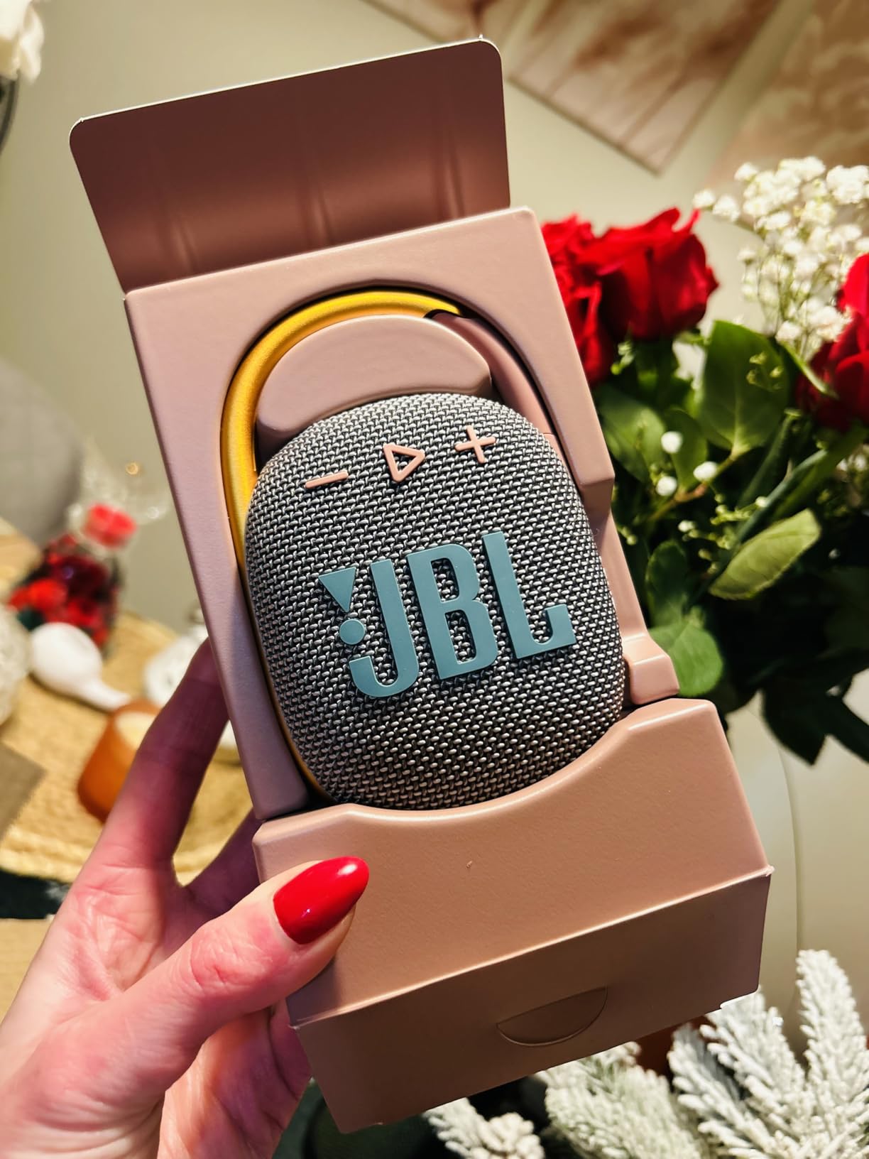 JBL Clip 4 - Portable Mini Bluetooth Speaker, big audio and punchy bass, integrated carabiner, IP67 waterproof and dustproof, 10 hours of playtime customer photo 1