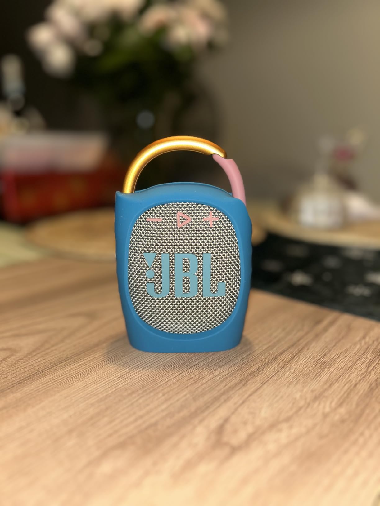 JBL Clip 4 - Portable Mini Bluetooth Speaker, big audio and punchy bass, integrated carabiner, IP67 waterproof and dustproof, 10 hours of playtime customer photo 2