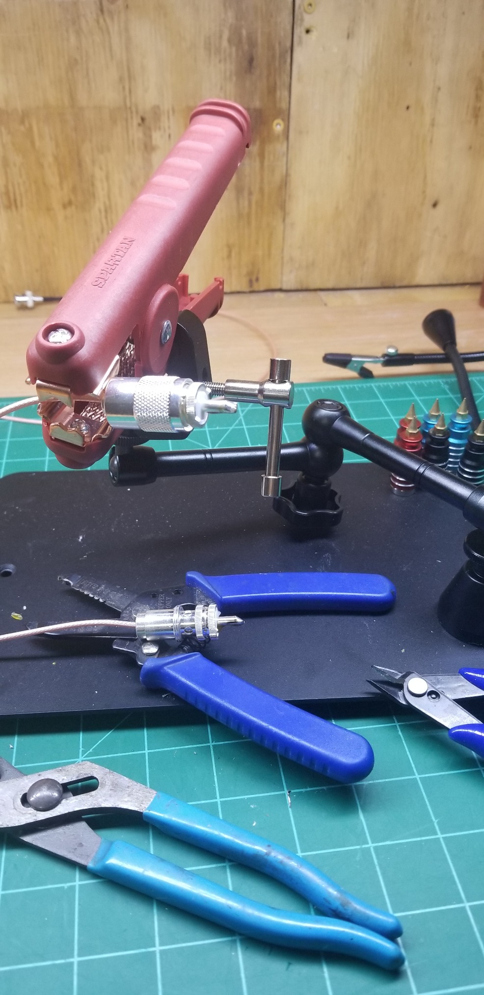 NOEVSBIG Magnetic Helping Hands Soldering Station with Large & Heavy Duty Base, 2.16-inch Jaw Opening Soldering Clamp, 4 PCB Holders, 4 Flexible Arms Helping Hands for Electronic Repair Soldering Jewelry customer photo 1
