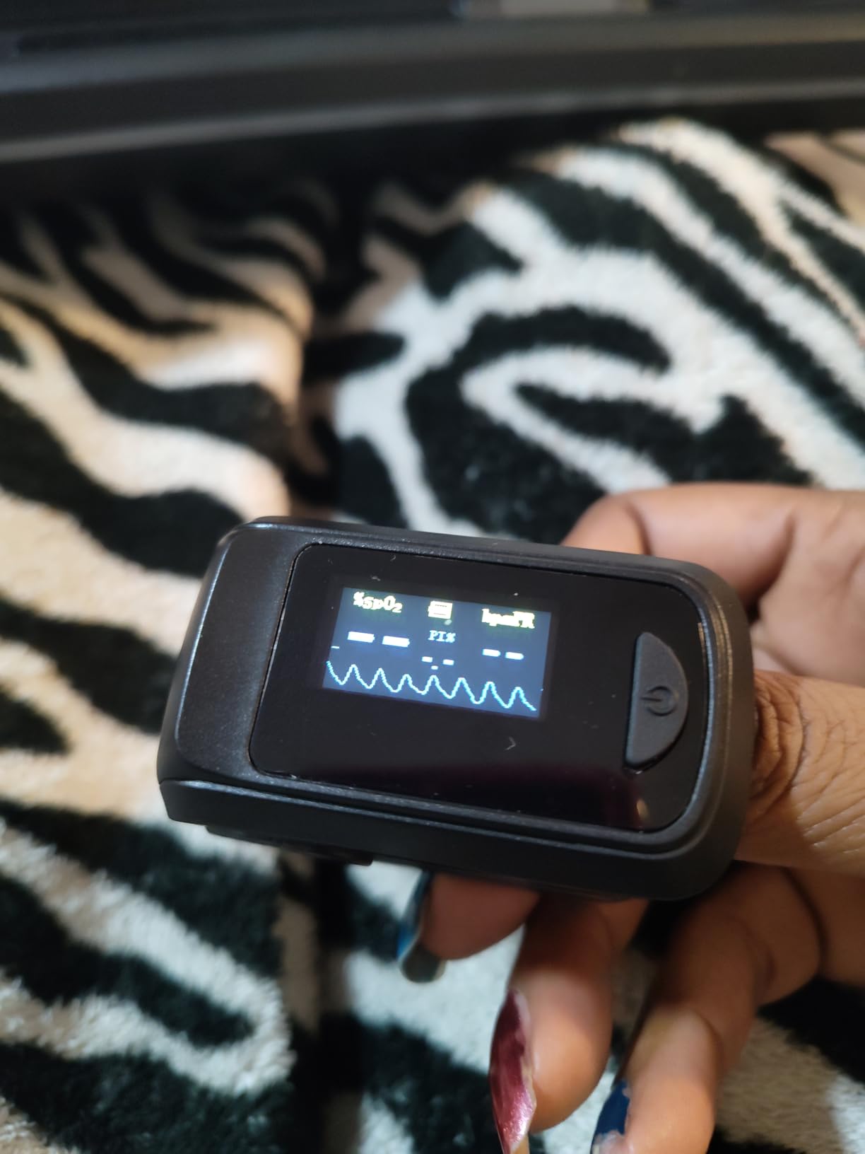 Fingertip Pulse Oximeter HealthTree Blood Oxygen Monitor Pulse Ox, Heart Rate monitor and Spo2 Reading Oxygen Meter Included Lanyard and AAA Batteries customer photo 2